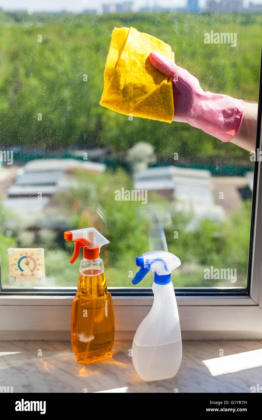 home-Fenster im Frühjahr - sauberer waschen Fensterglas durch Lappen im sonnigen Tag wischt Stockfoto
