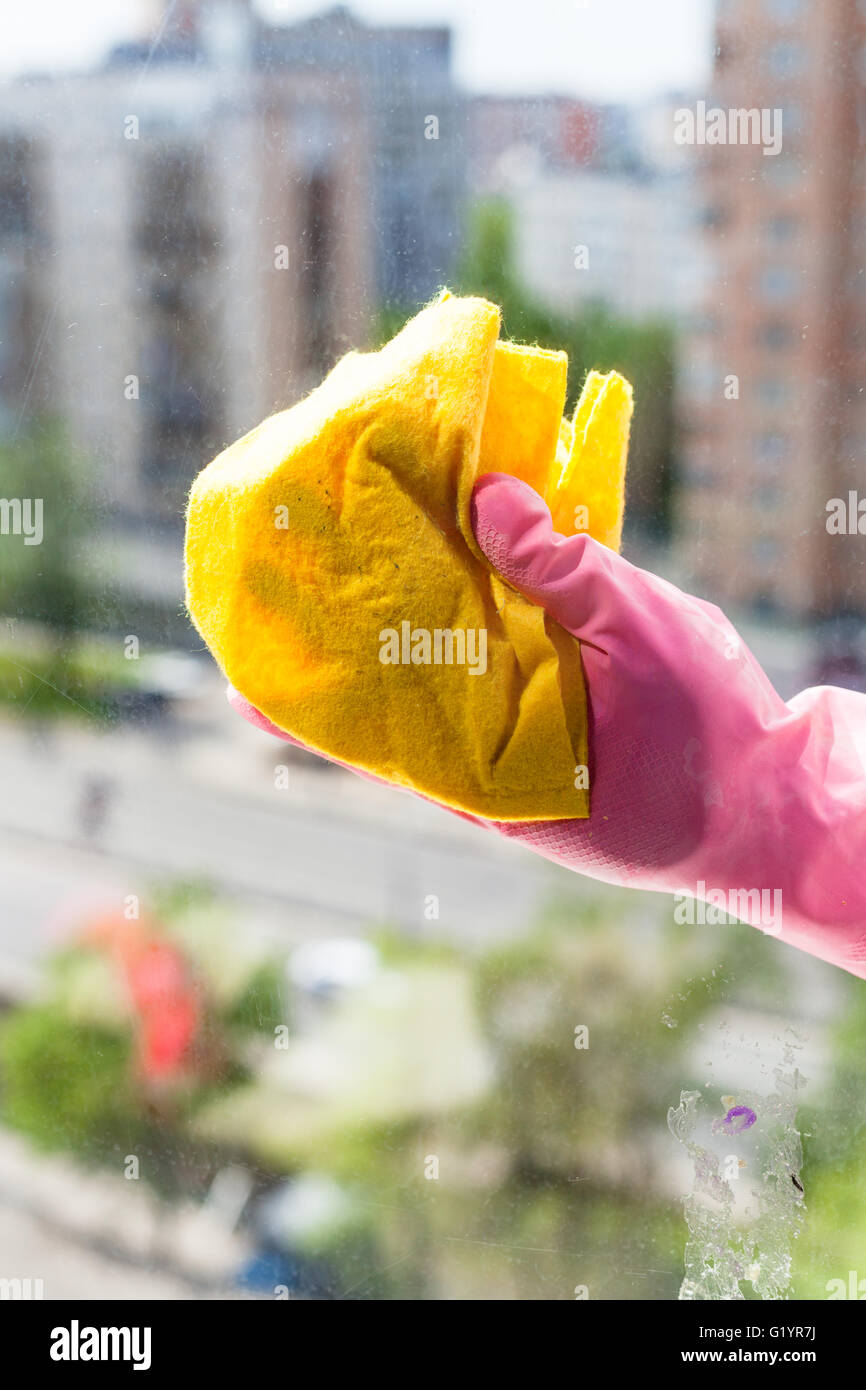 home-Fenster im Frühjahr - sauberer waschen wischt Fensterglas durch Lappen im Stadthaus Stockfoto