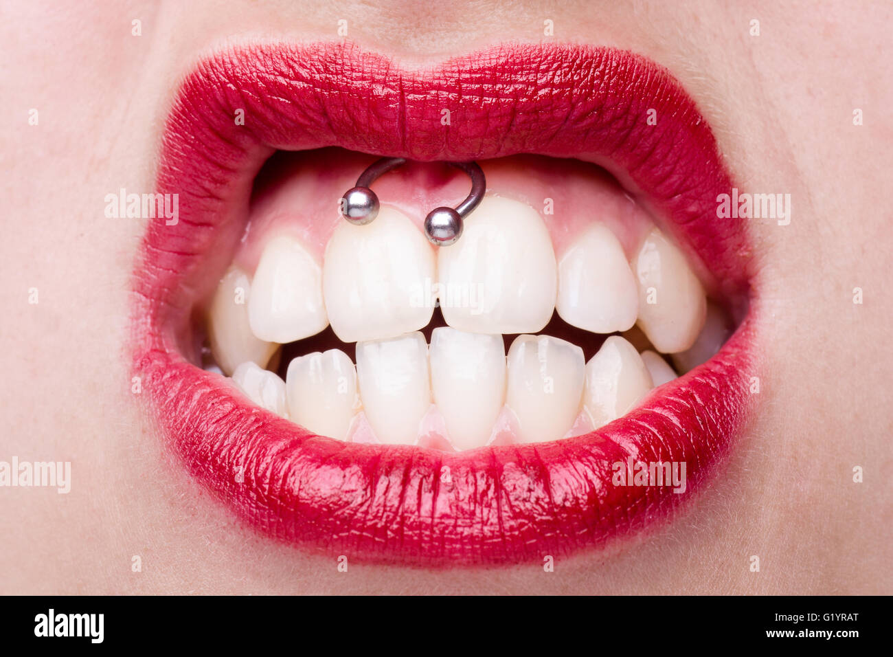 Smiley-Piercing Detail mit knurrenden Mund Frau Stockfoto