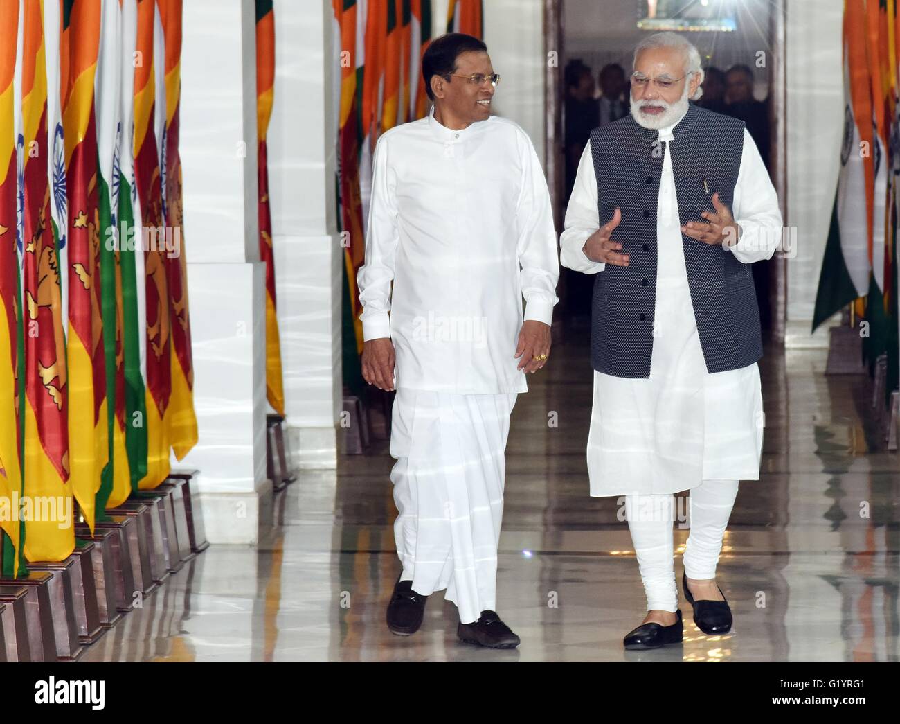 Der indische Premierminister Narendra Modi geht mit Sri-lankischen Präsidenten Maithripala Sirisena vor ihrem bilateralen Treffen 13. Mai 2016 in New Delhi, Indien. Stockfoto