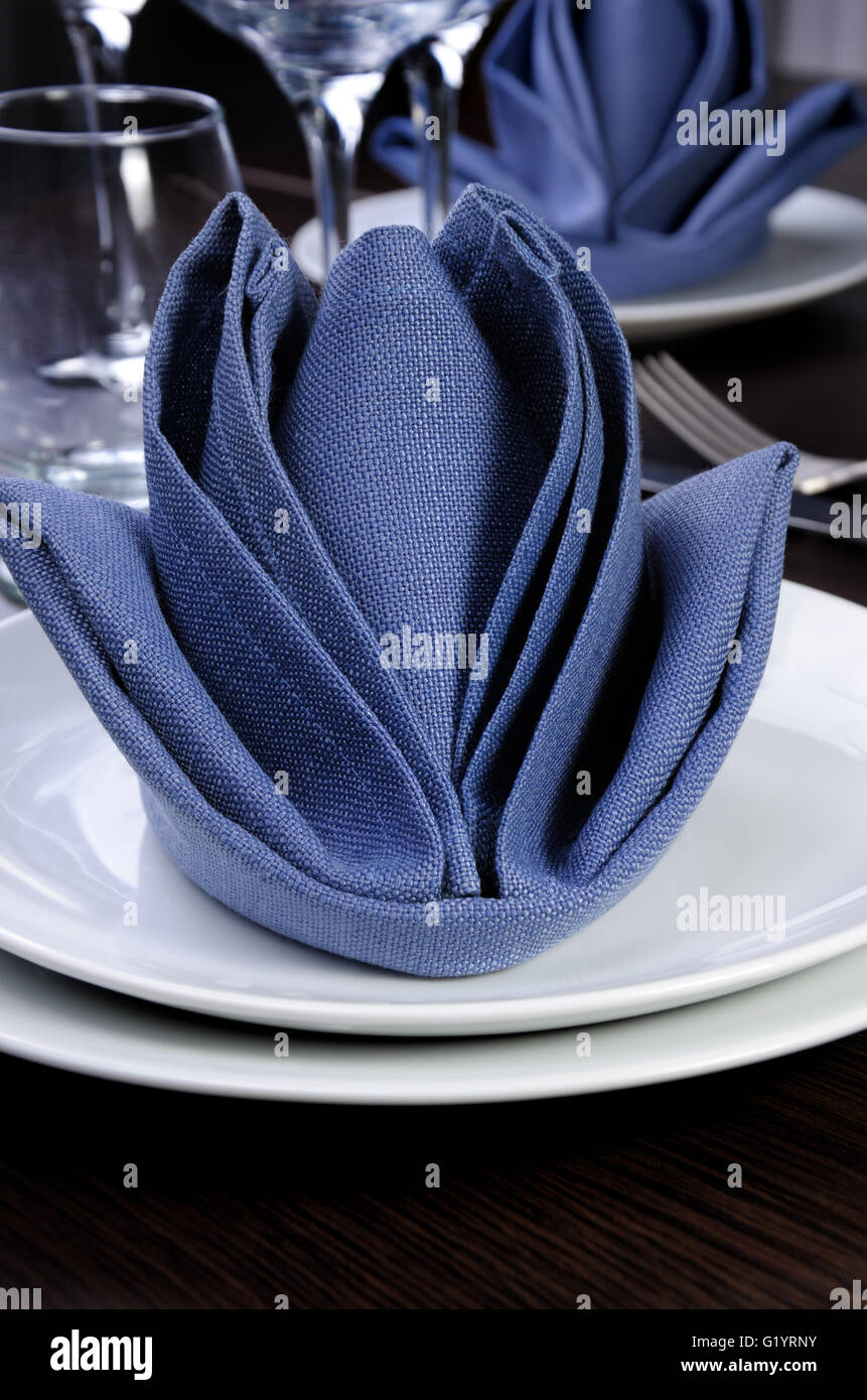 Textil-Stoff in Form von Blütenknospe auf eine Platte gefaltet Stockfoto