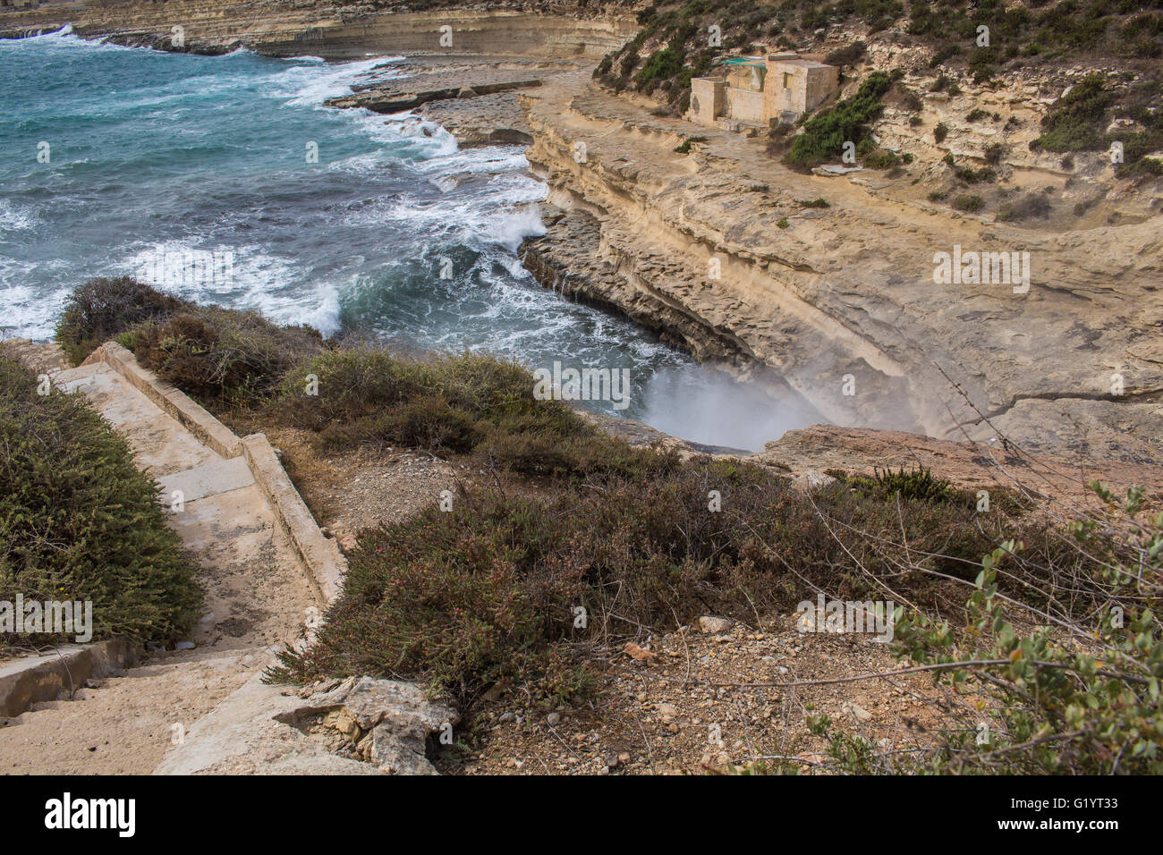 Felsen an der Küste des Mittelmeeres, Süd-Osten der Insel Malta. Blaues Wasser von Meer, weiße Wellen an den Felsen-o Stockfoto