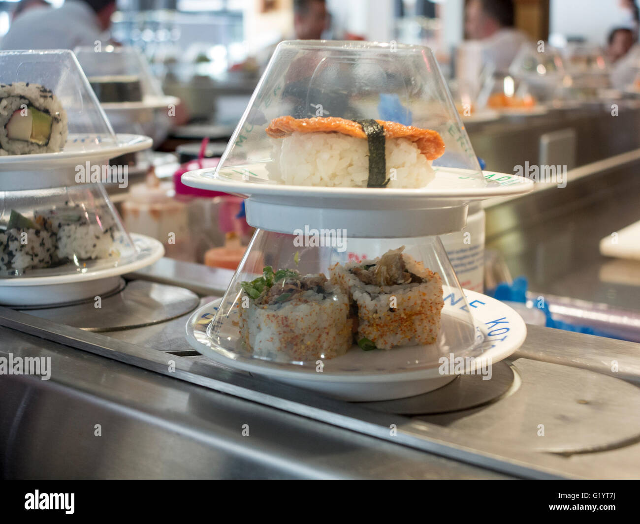 Sushi auf einem Förderband in einem japanischen restaurant Stockfoto