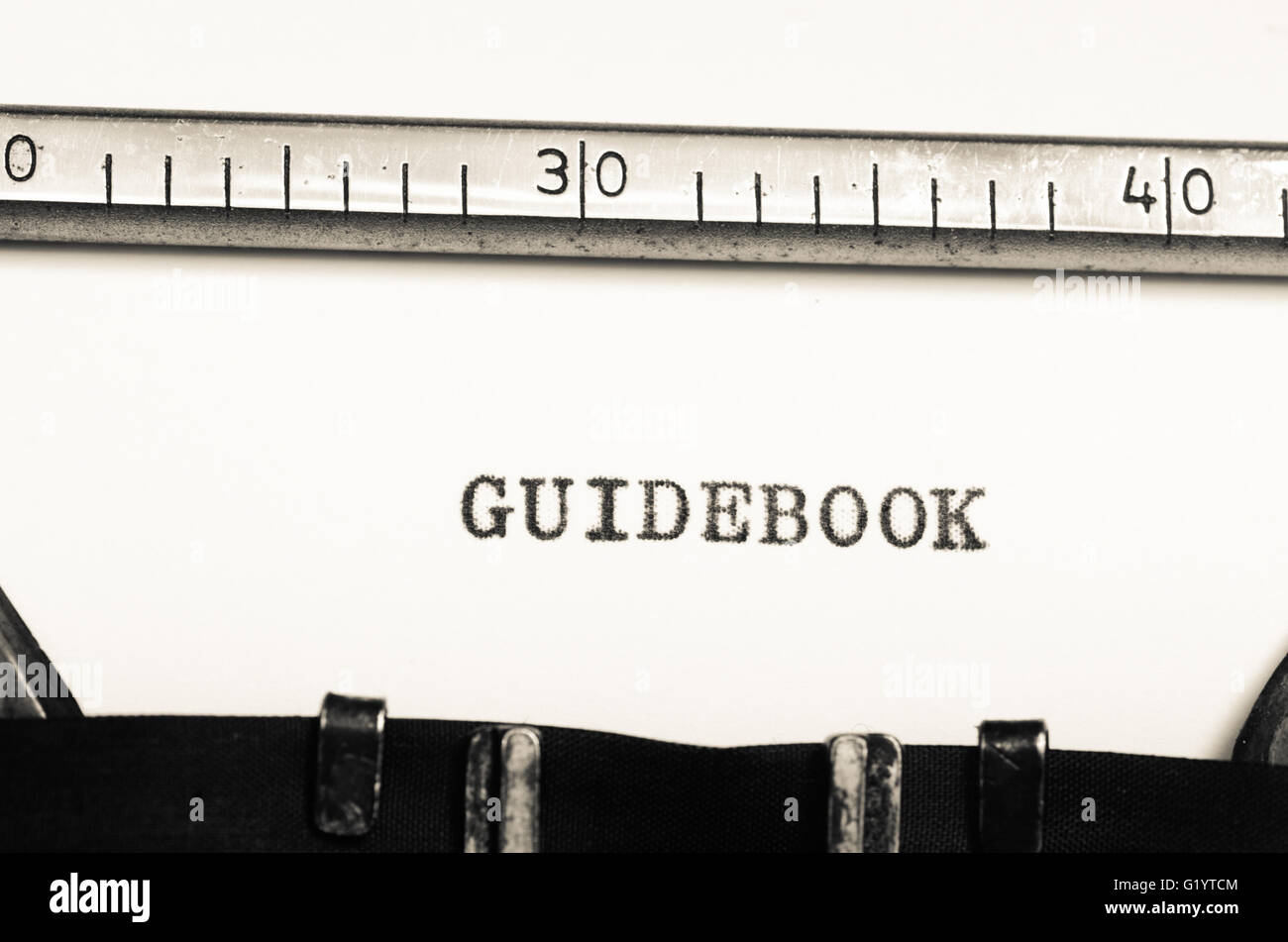 Wort-Ratgeber auf einer alten Schreibmaschine getippt Stockfoto