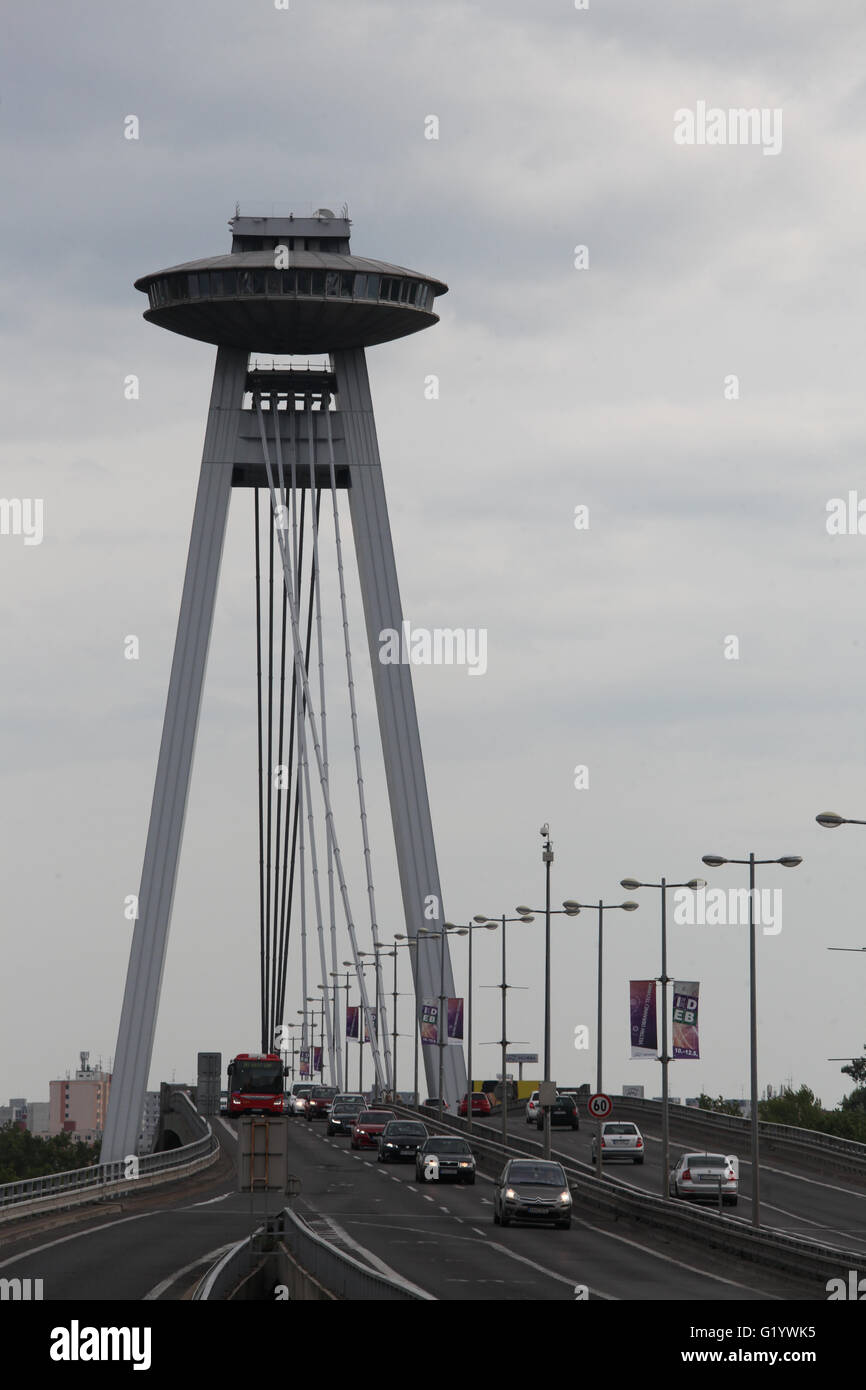 Verkehr über die Donau auf der Brücke des slowakischen nationalen Aufstandes in Bratislava und die UFO-Restaurant-Struktur Stockfoto