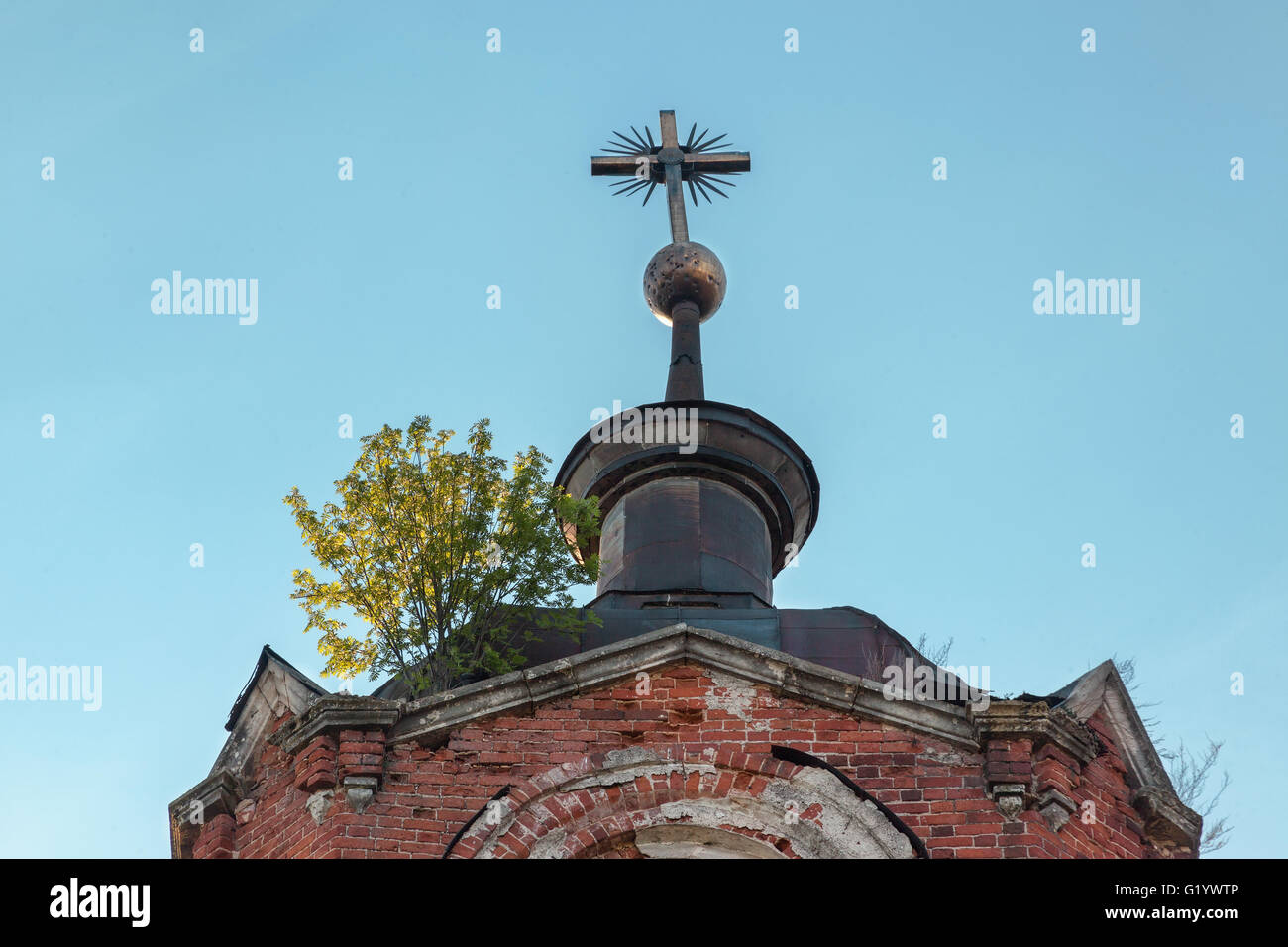 Metallische Kreuz mit Freimaurer-Symbol auf die Kuppel von einem verlassenen Tempel Stockfoto