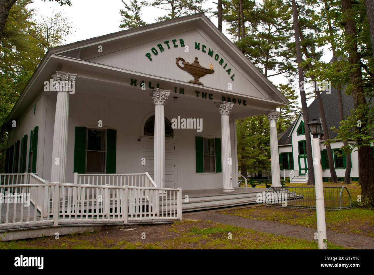 Old Orchard Beach, Ocean Park, neunzehnten Jahrhunderts Chautauqua religiöse Erweckung Zentrum. Porter Memorial Hall im Hain Stockfoto