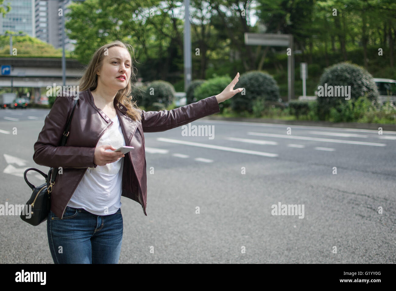Eine junge weiße Frau ein Taxi Stockfoto