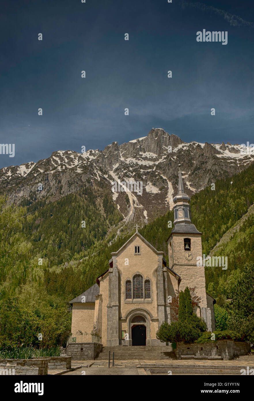 Eine Kirche am Fuße der Alpen in Chamonix, Französische Alpen, Frankreich Stockfoto