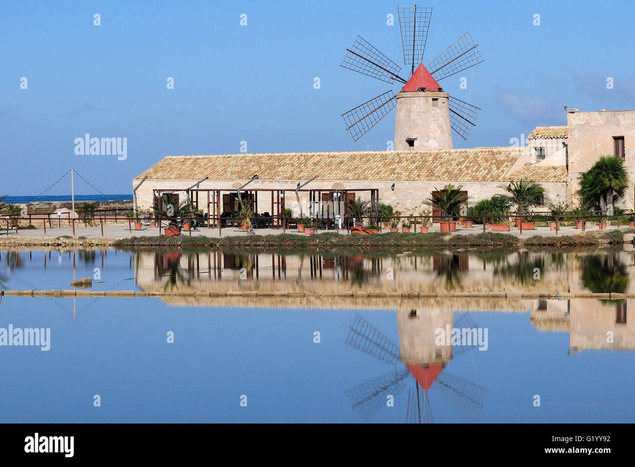 Saline, Isola Grande Island, Windmühle, Salinen von Trapani Salz, Naturschutzgebiet, Stagnone Marsala, Sizilien, Italien, Europa Stockfoto