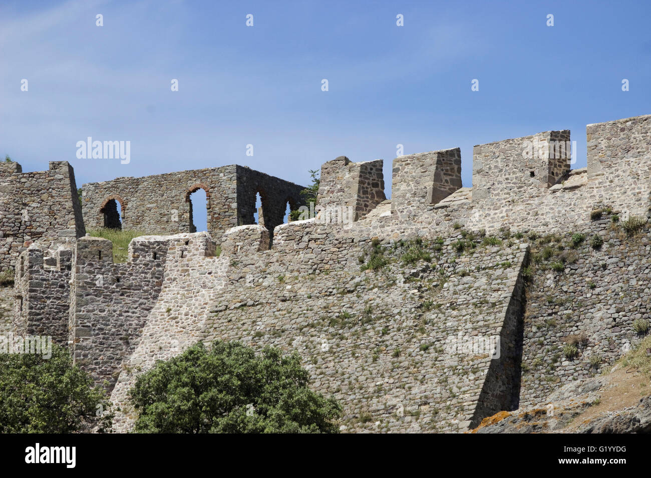 Myrinas byzantinische Festung Osten geneigten Glacis nach Renovierung und Osmanische Moschee bleibt, der Ferne. Lemnos oder Limnos, Griechenland Stockfoto