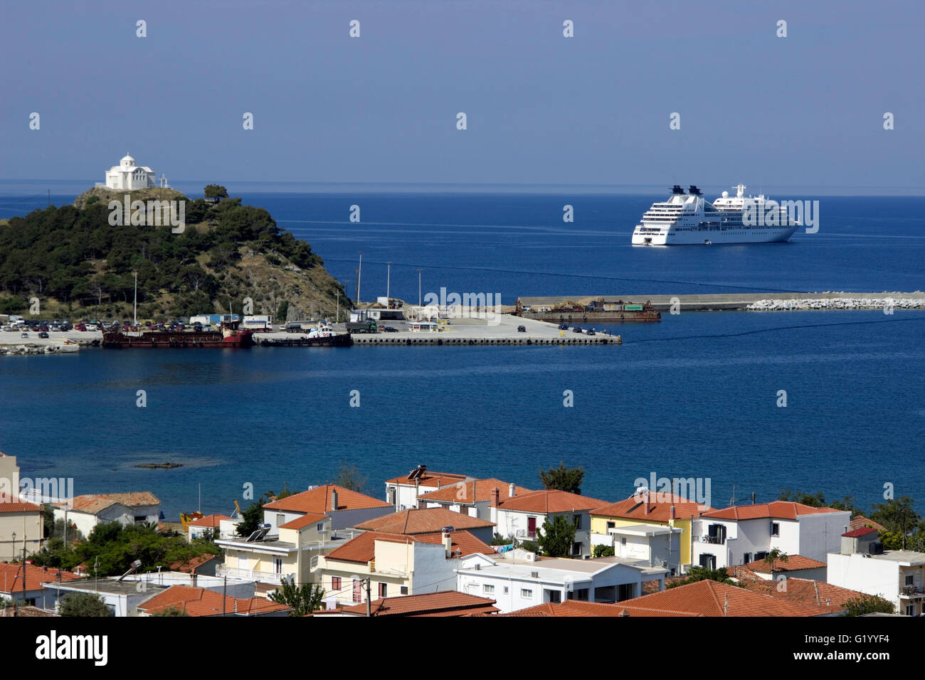 Myrina des Tourkikos Bucht mit einem verankerten Kreuzfahrtschiff und Sankt-Nikolaus-Kapelle auf dem Hügel. Insel von Lemnos oder Limnos, Griechenland Stockfoto
