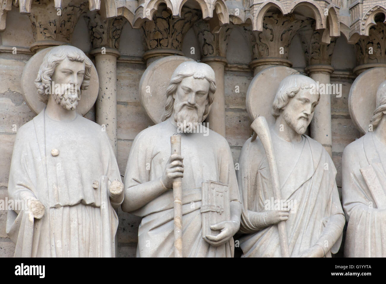 Statuen der Apostel Dekoration Eingang zur Kathedrale von Notre-Dame. Stockfoto
