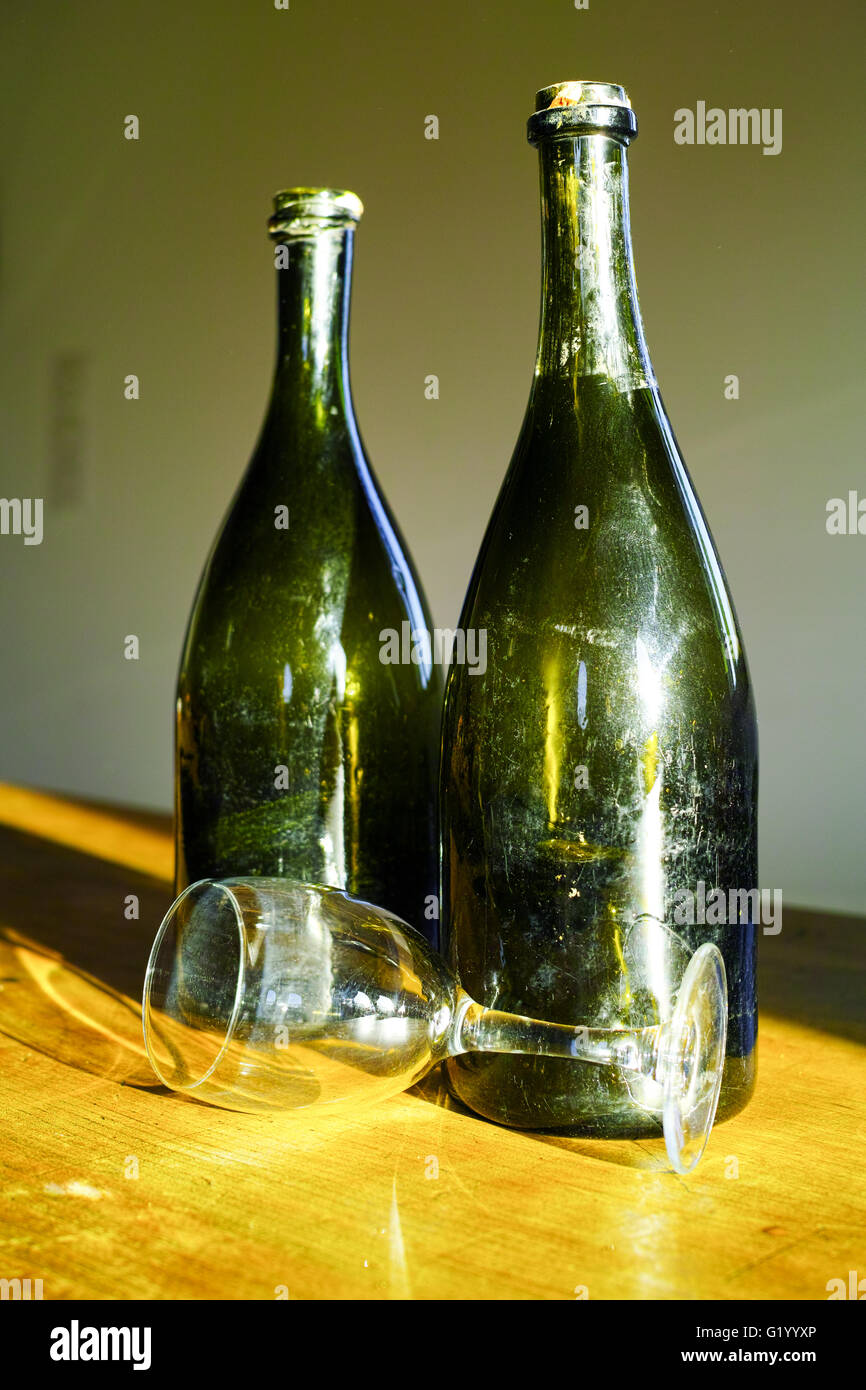 Zwei alte dunkle grüne Normandie Apfelwein Flaschen auf traditionellen landwirtschaftlichen Hintergrund Stockfoto
