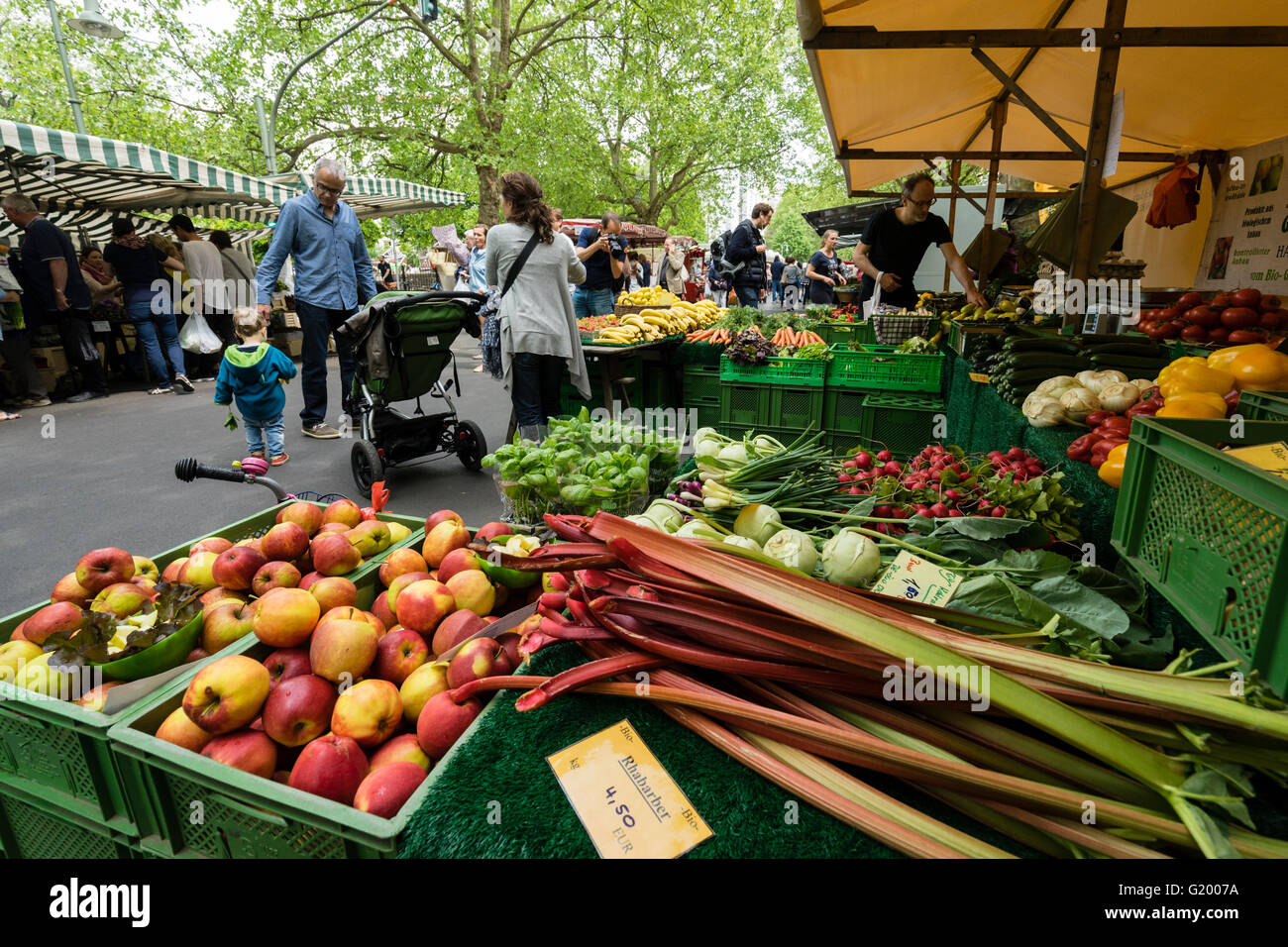 Bauernmarkt am Wochenende am Kollwitzplatz im Prenzlauer Berg in Berlin Deutschland Stockfoto