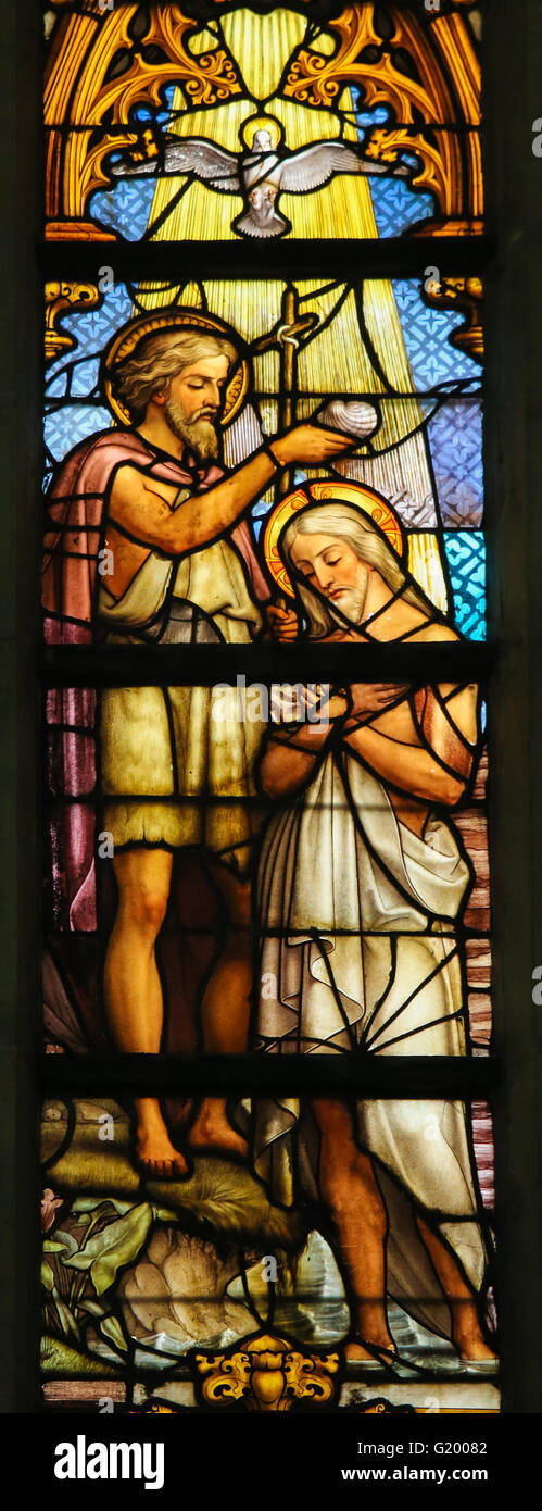 LIER, Belgien - 16. Mai 2015: Glasfenster (1860) in St. Gummarus Kirche in Lier, Belgien, Darstellung der Taufe Jesu Stockfoto