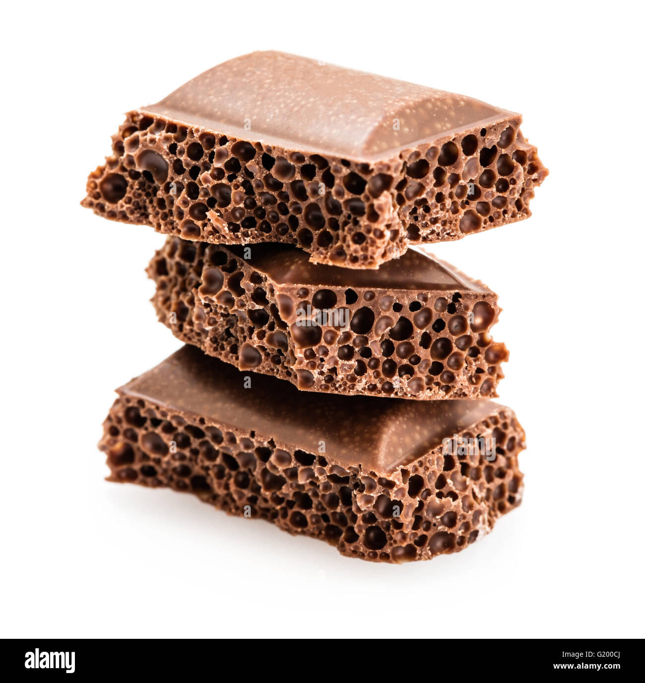 Teil poröse Schokolade isoliert auf weißem Hintergrund Stockfoto