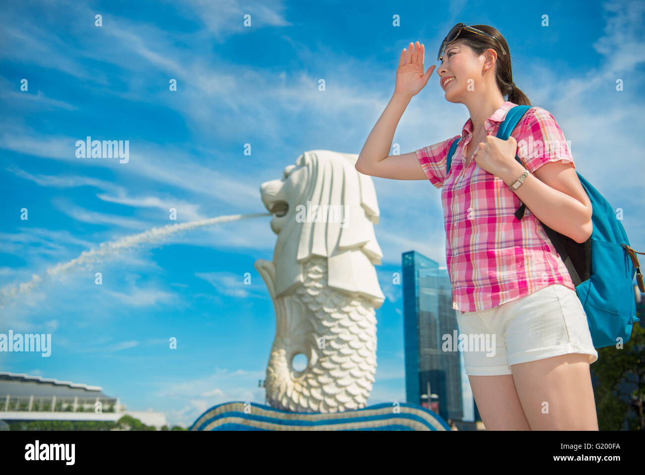 Glückliche Frau in Asien Reisen in Singapur in der Nähe von Merlion Park Stockfoto