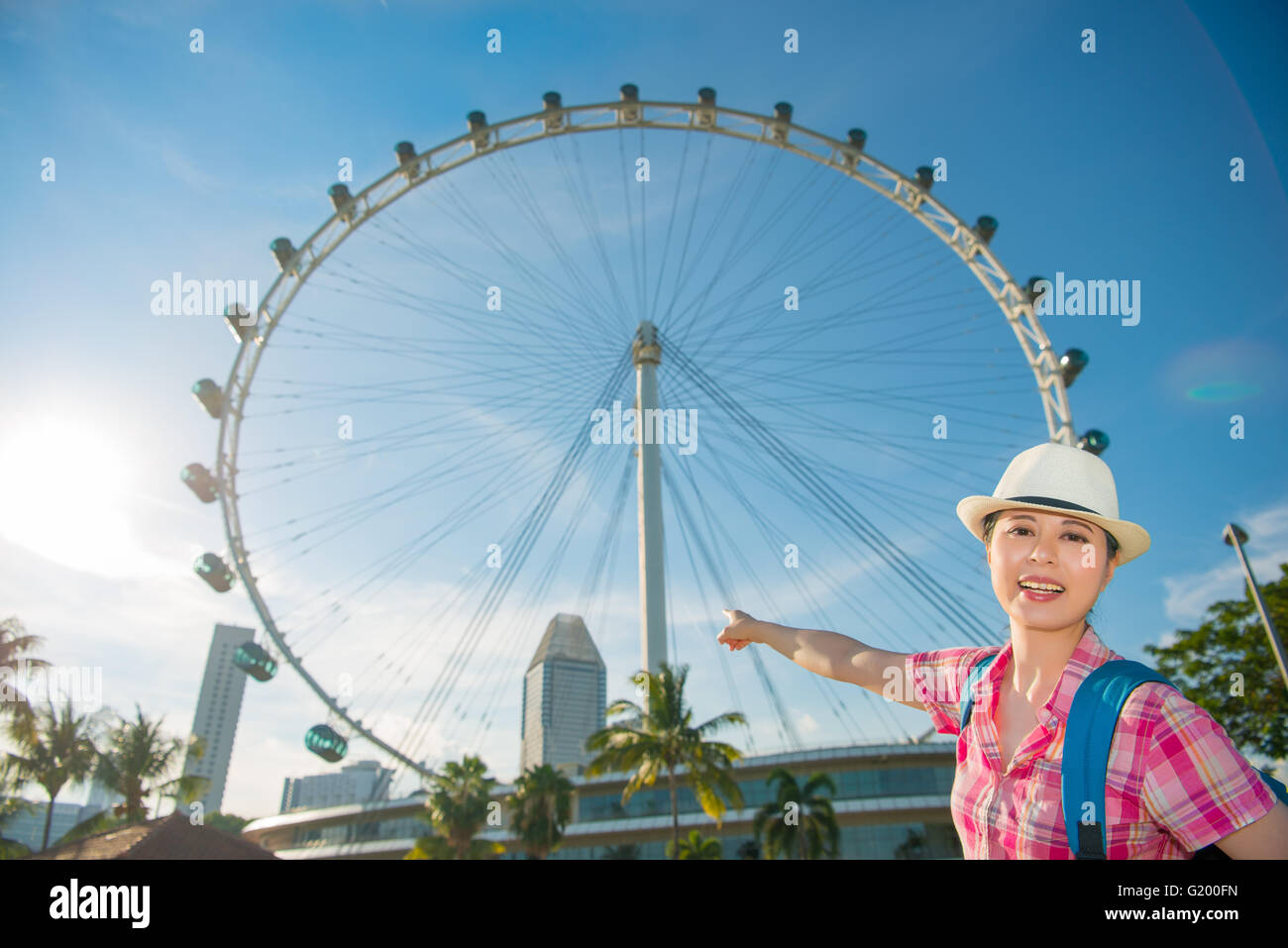 Glückliche Frau in Asien Reisen in Singapur, Singapore Flyer zeigt Stockfoto