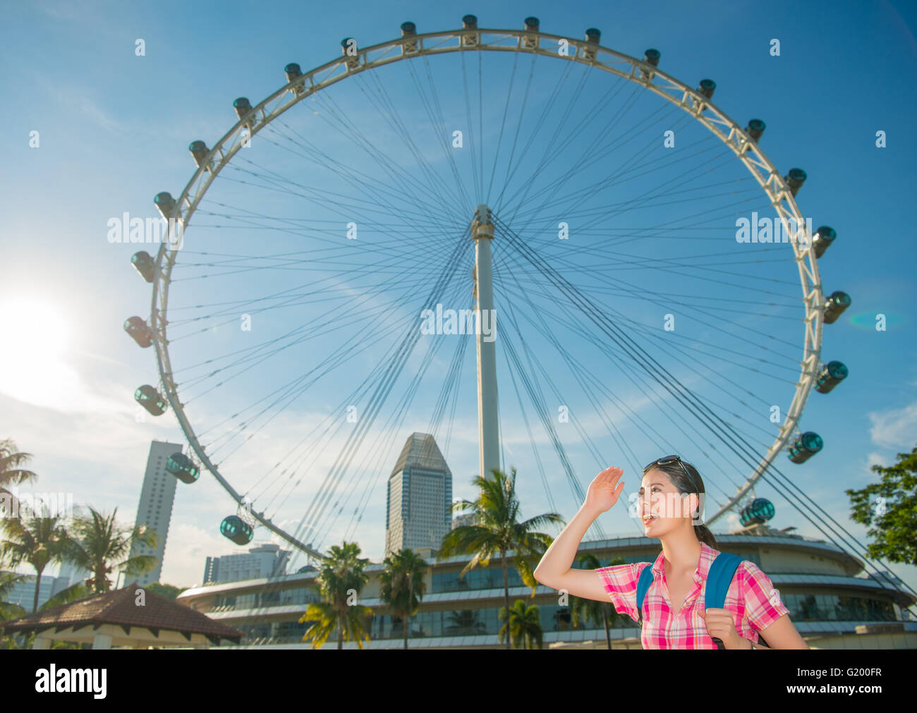 Glückliche Frau in Asien Reisen in Singapur, in der Nähe von Singapore Flyer Stockfoto