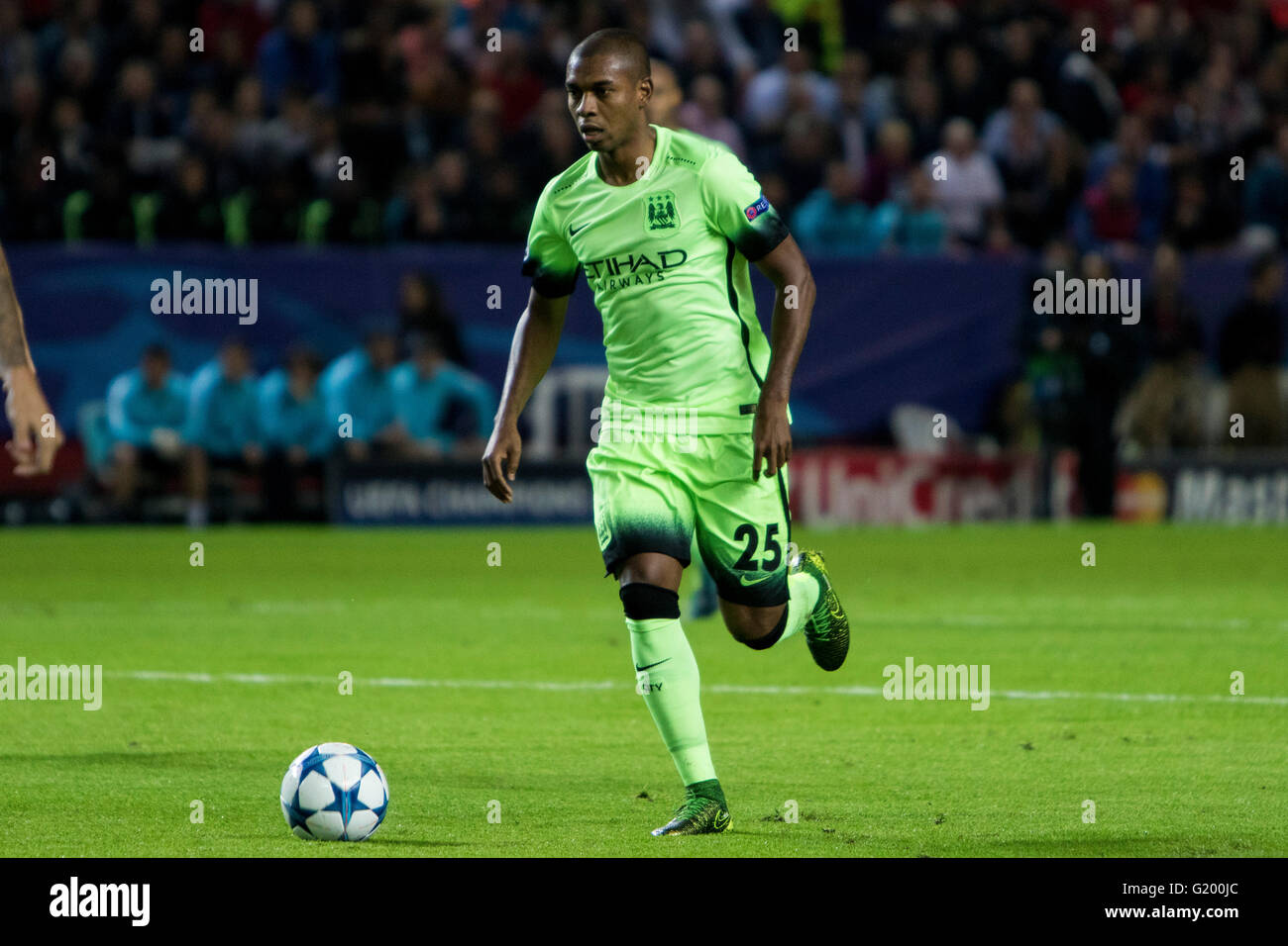 Fernandinho von Manchester City in Aktion während der Gruppe D der UEFA Champions League-Fußball-match zwischen Sevilla FC und Manchester City im Estadio Ramon Sanchez Pizjuan in Sevilla, Spanien, 3. November 2015 Stockfoto