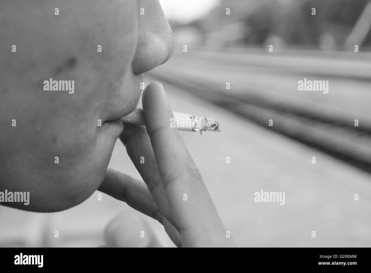 Mann Rauchen Zigarette schwarz-weiß Stockfoto