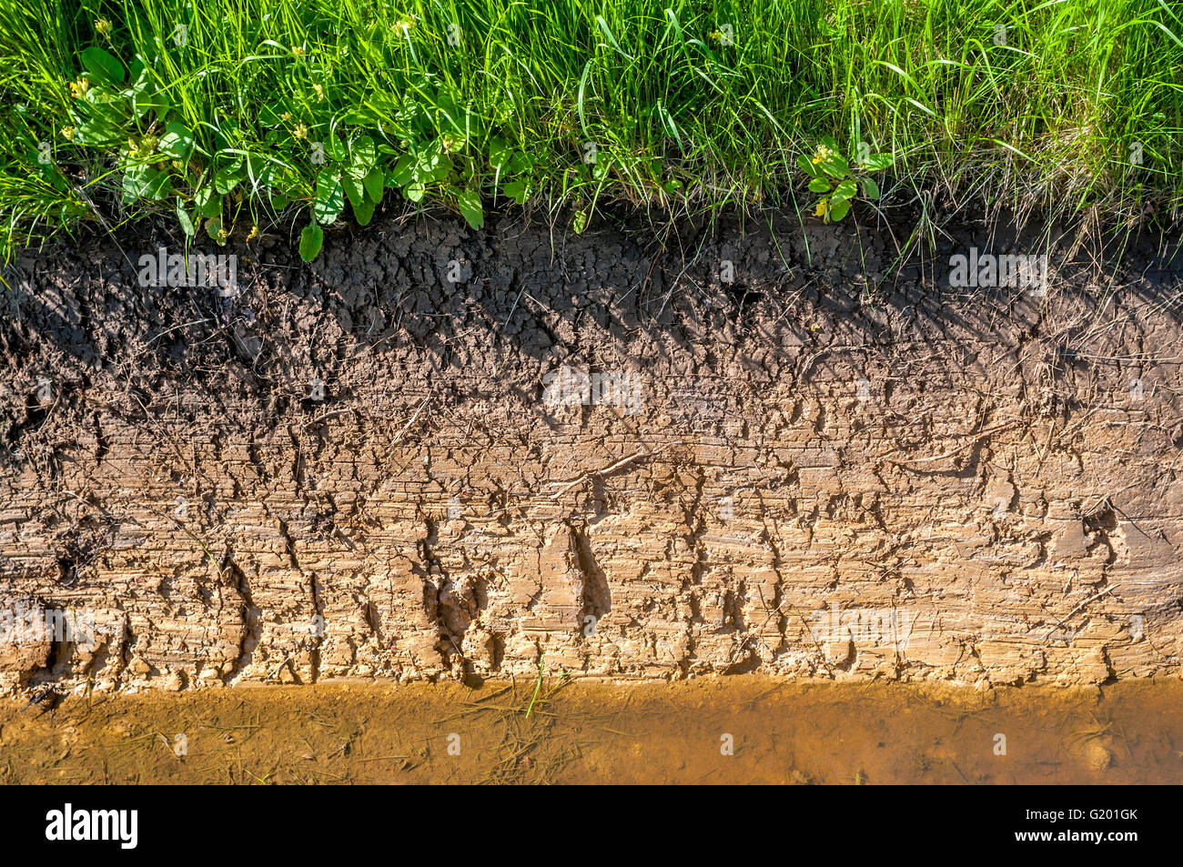 Frisch ausgegraben am Straßenrand Entwässerung Rinne - Frankreich. Stockfoto