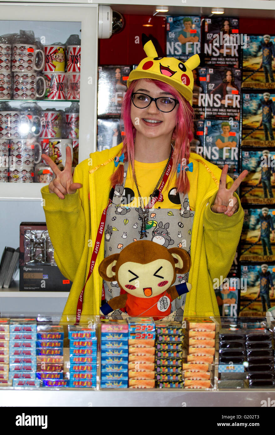 Junge Verkäuferin arbeiten im TokyoToys Manga und Anime Store in