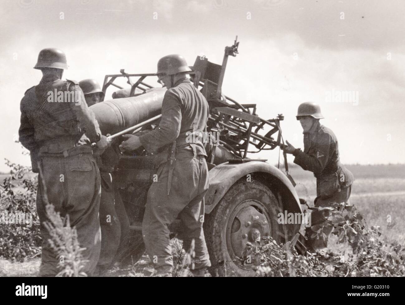 Deutsche Soldaten laden einen Nebelwerfer Raketenwerfer im Sommer 1943 an der Ostfront Stockfoto