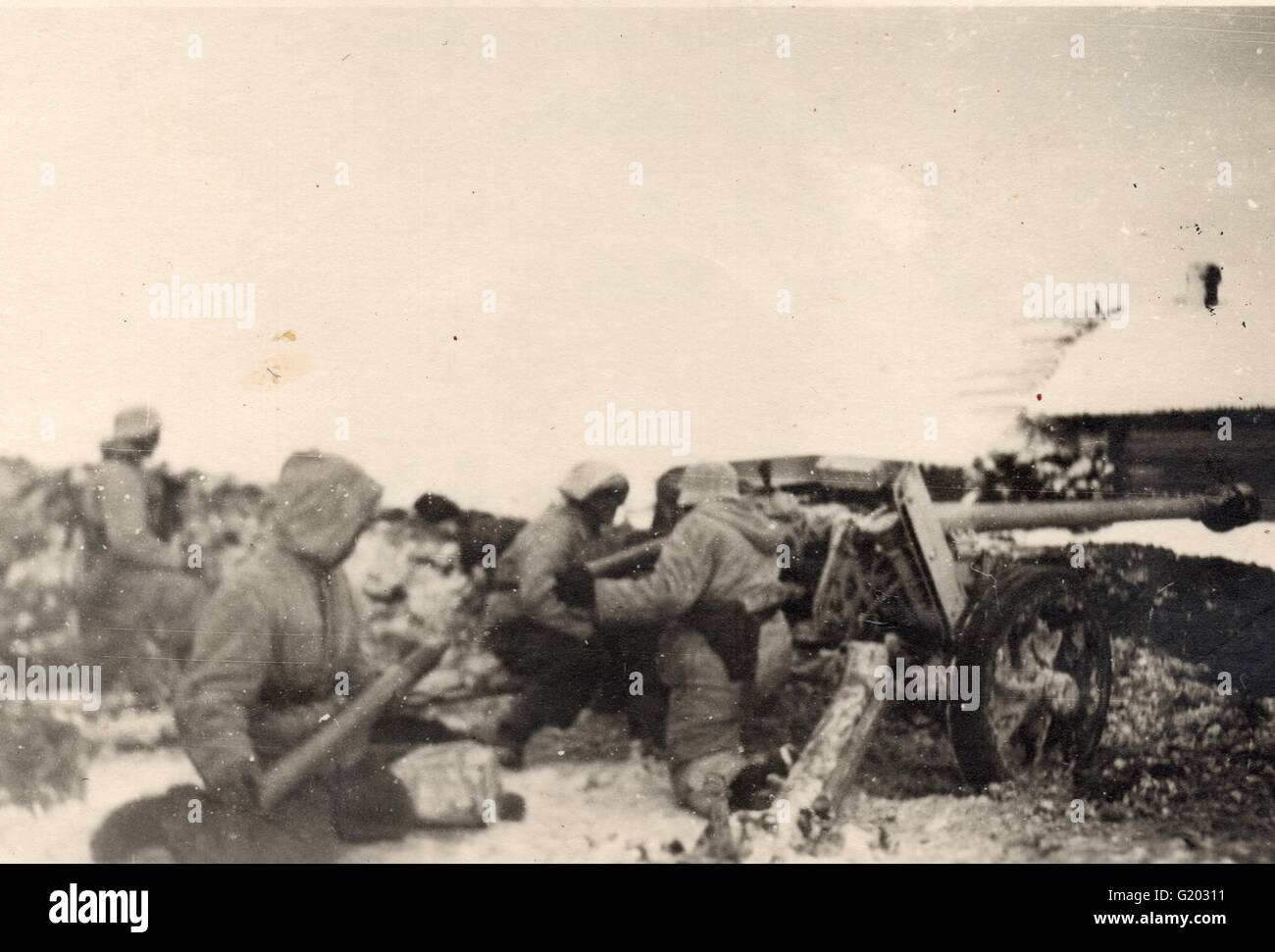 Deutsche Anti-Tank Waffe 1944 Crew im Schnee Tarnung an der Ostfront Stockfoto