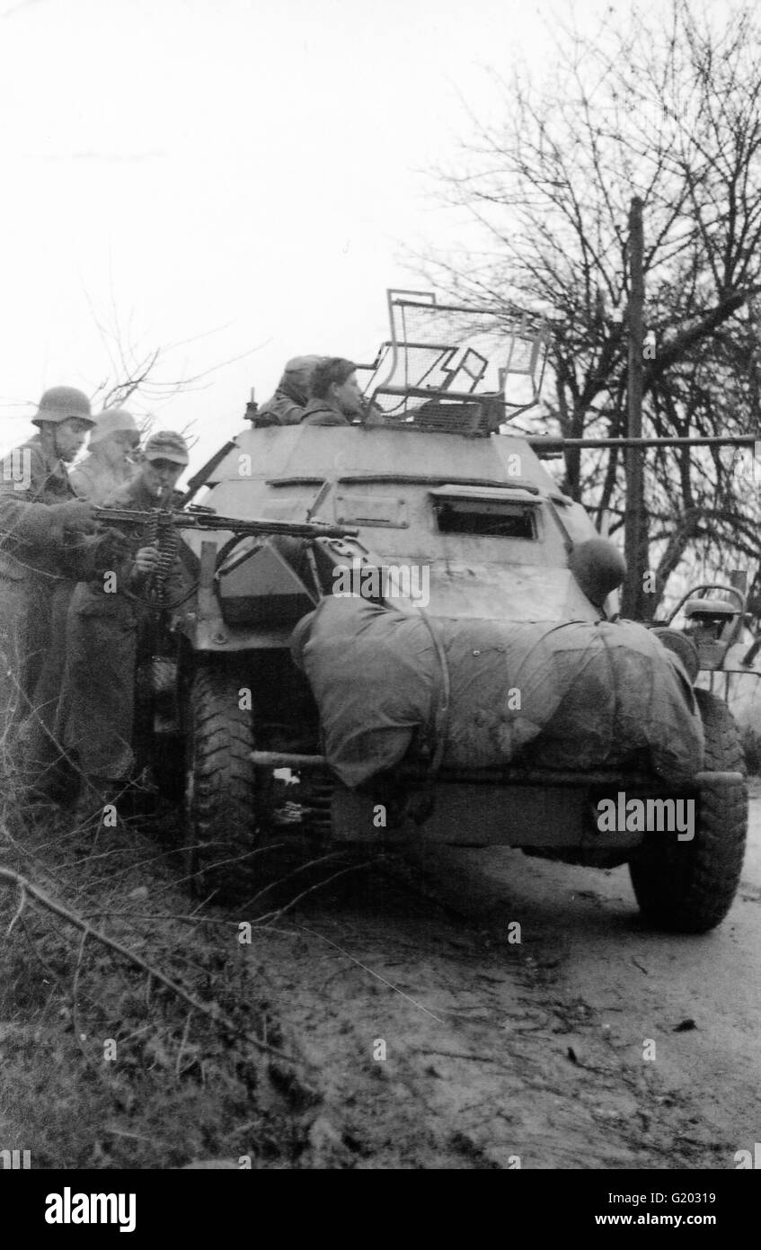 Deutsche Soldaten Wehrmacht in Aktion mit Armoured Car und MG42 Anti-Partisanen Operation Jugoslawien 1944 Stockfoto