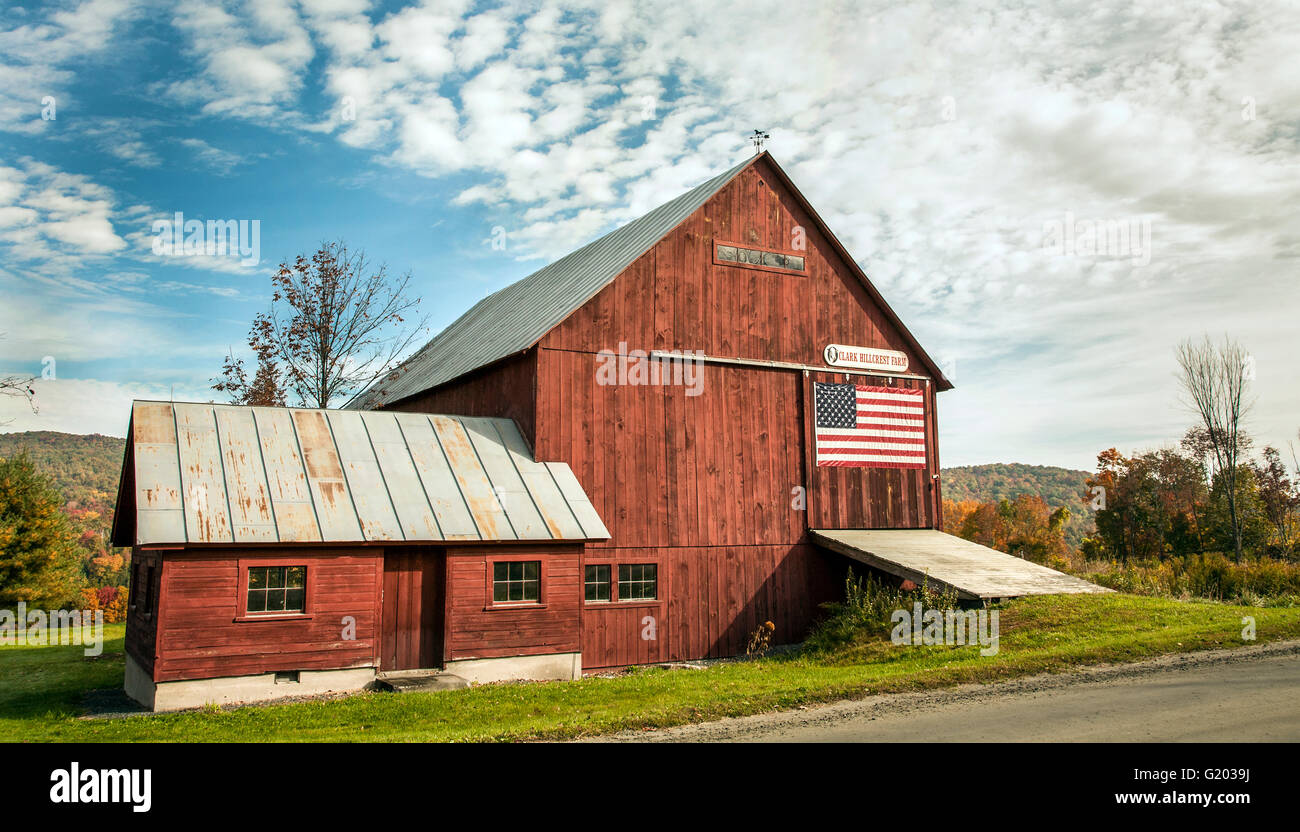 US-Flagge auf einer ländlichen roten Scheune in Queeche, Vermont, Neuengland Herbst ländlichen Farmszene Farm roten Scheunen amerikanischen Scheunen Farmen Stockfoto