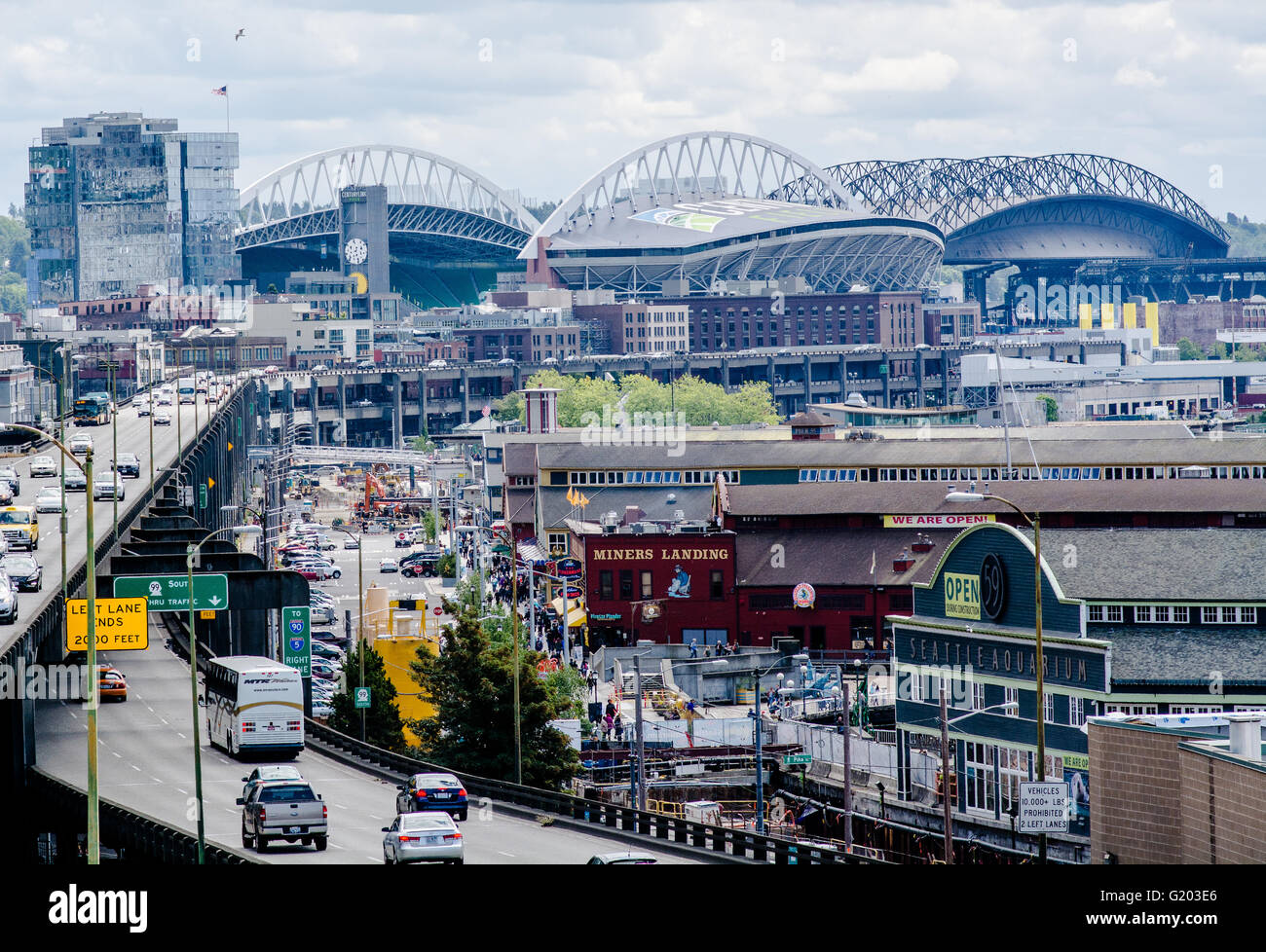 Alaskan Way Viaduct verläuft entlang der Uferpromenade in Richtung der Sportstätten für Baseball und Fußball Stockfoto
