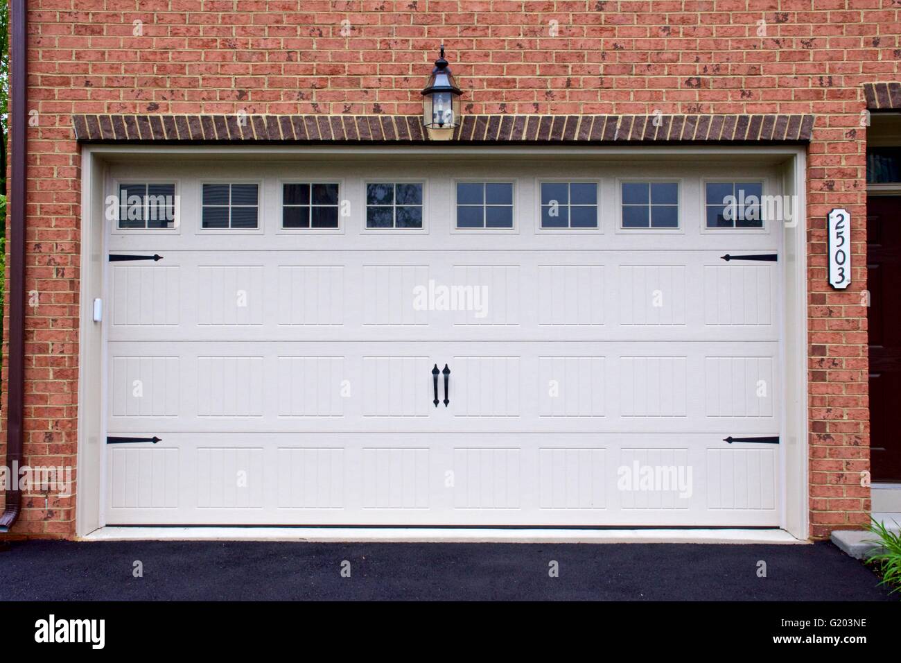 Eine Garage für zwei Autos auf einem neuen Heim Stockfoto