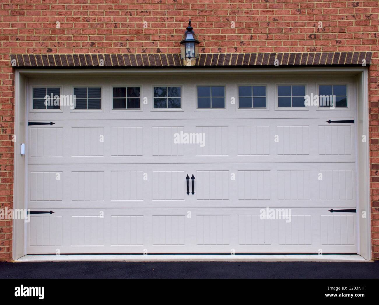 Eine Garage für zwei Autos auf einem neuen Heim Stockfoto