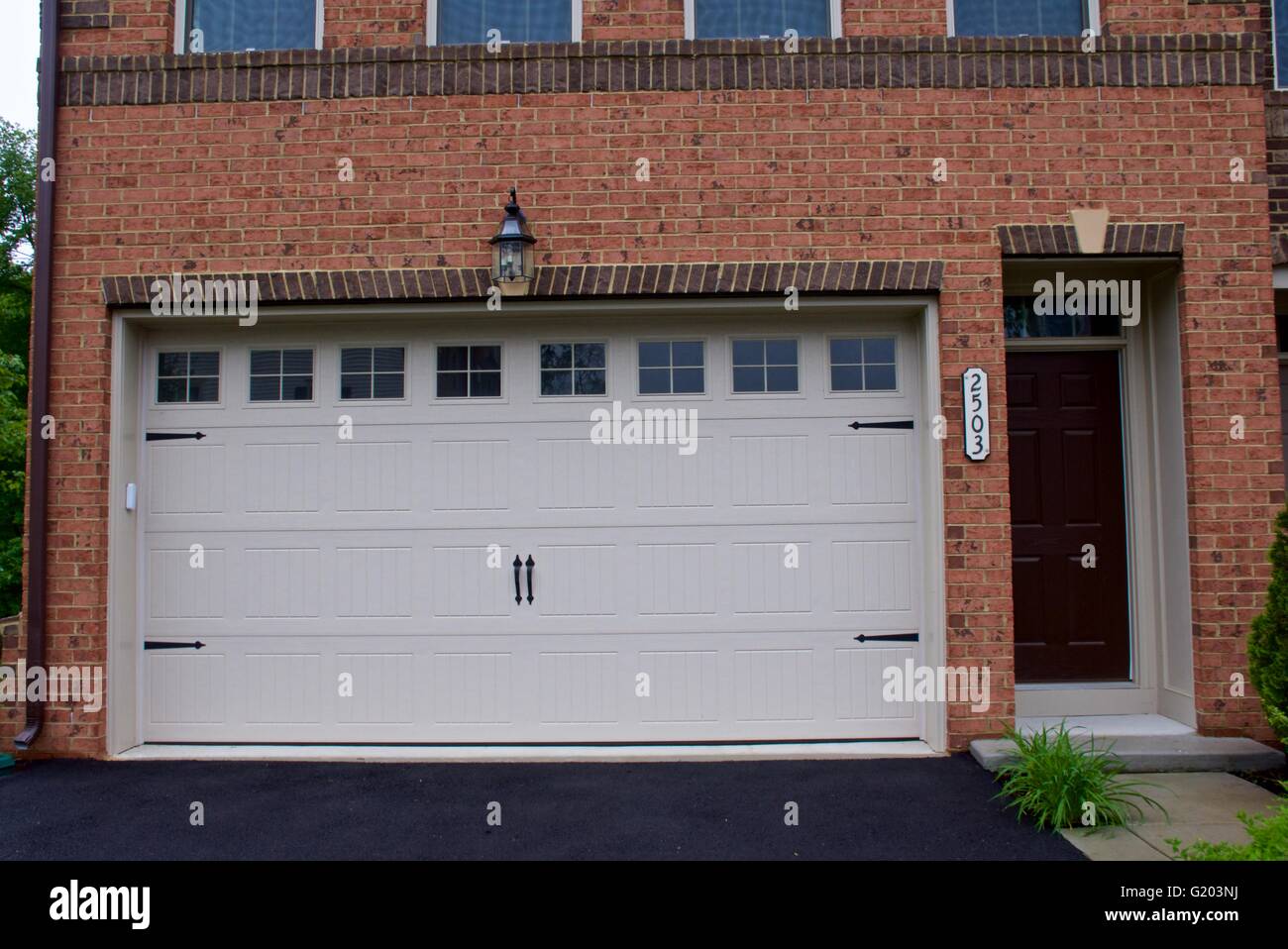 Eine Garage für zwei Autos auf einem neuen Heim Stockfoto