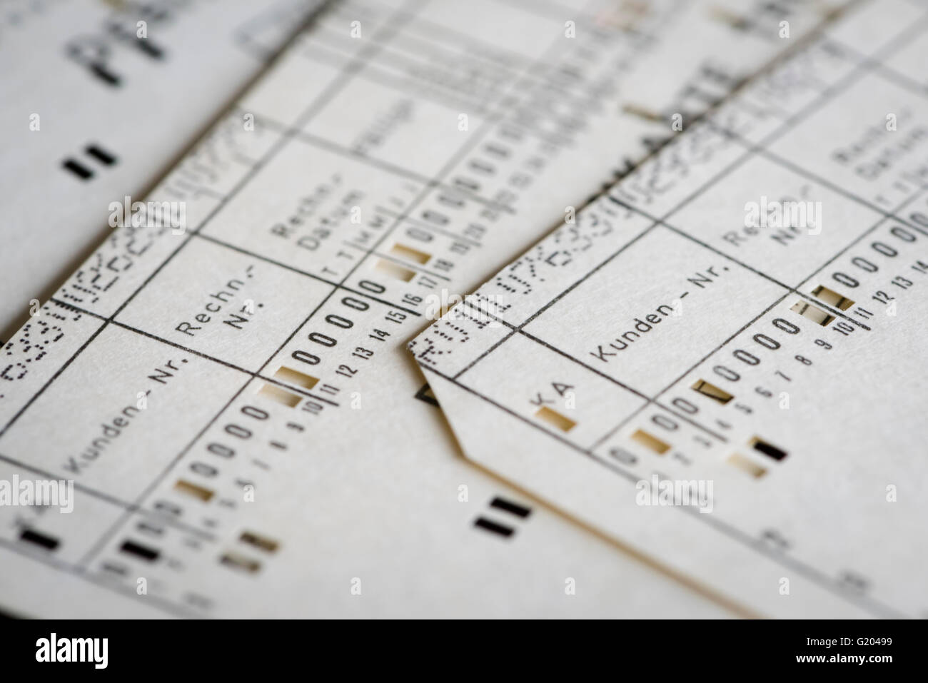 Computer-Lochkarten verwendet für eine frühe EDV Buchführung (läuft auf einem historischen Großrechner, ca. 1970). Stockfoto Computer-Lochkarten verwendet für eine frühe EDV Buchführung (läuft auf einem historischen Großrechner, ca. 1970). Stockfoto