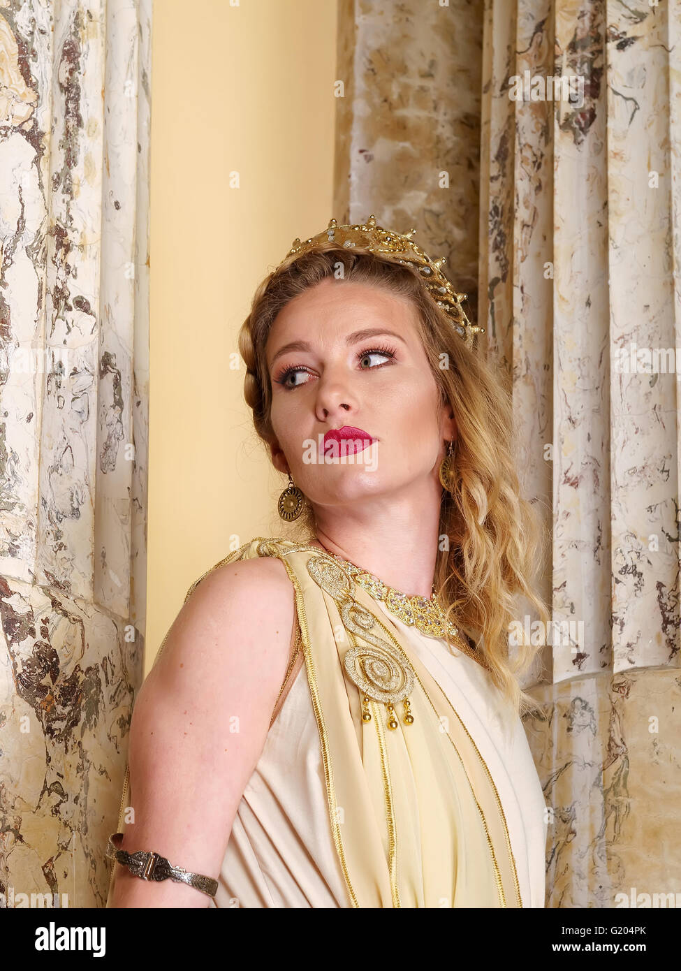 Frau in römischer Tracht posiert im Tempel Stockfoto