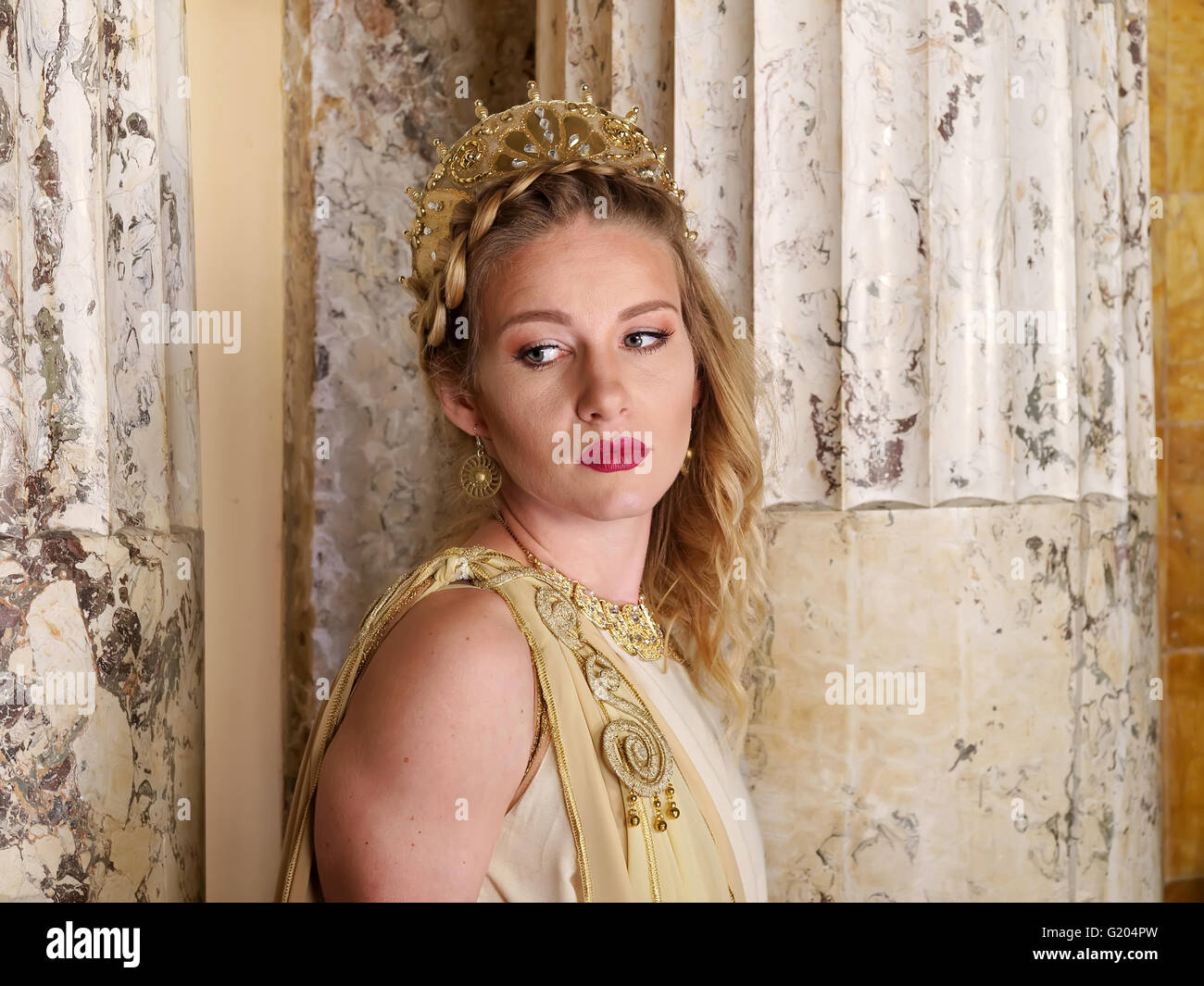 Frau in römischer Tracht posiert im Tempel Stockfoto