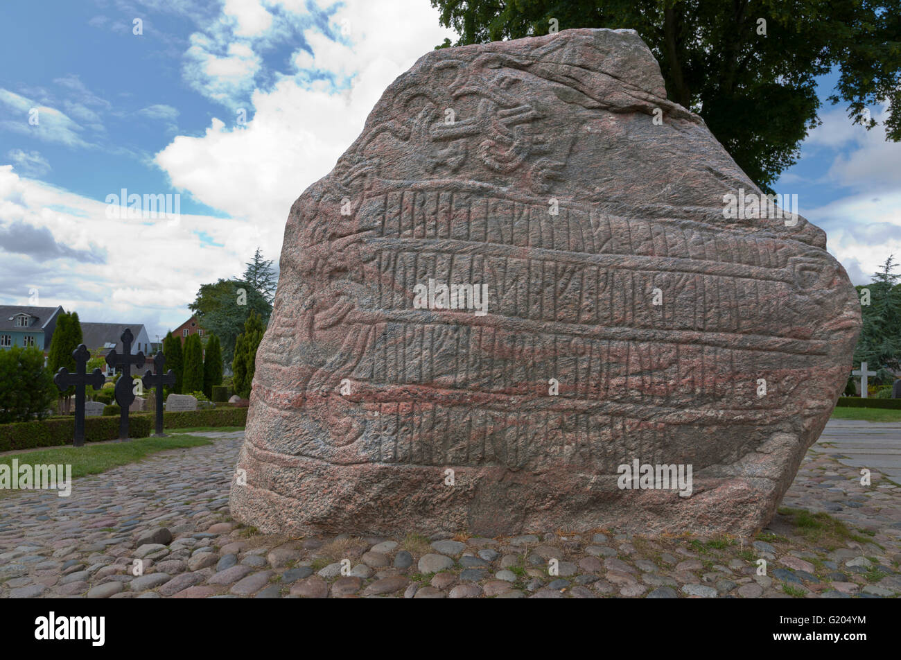 Runeninschrift auf dem großen Jelling Runenstein aus dem 10. Jahrhundert, der von König Harald Bluetooth in Jelling erhoben wurde. Jesus Figur auf der anderen Seite Stockfoto