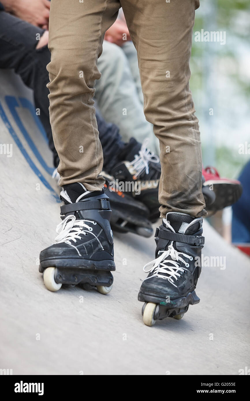 Trendy wheels youth skate park skates standing ramp concrete -Fotos und  -Bildmaterial in hoher Auflösung – Alamy
