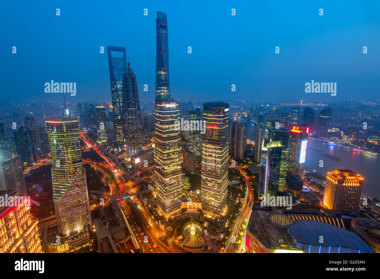 Nachtansicht des Lujiazui.  Seit Anfang der 1990er Jahre entwickelte Lujiazui ausdrücklich als einen neuen finanziellen Bezirk von Shanghai Stockfoto