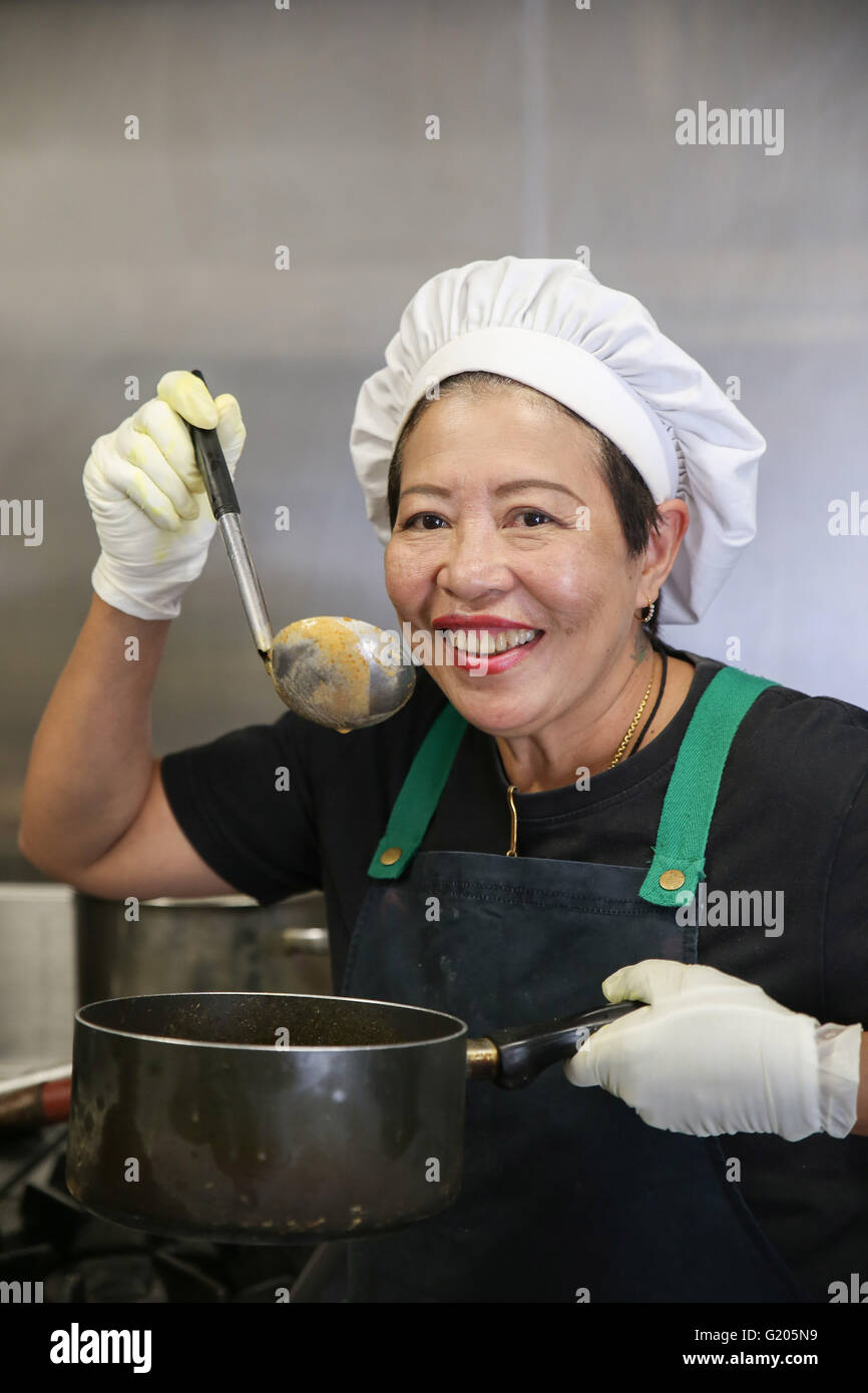 Asiatische Frau Koch in der Küche Stockfoto