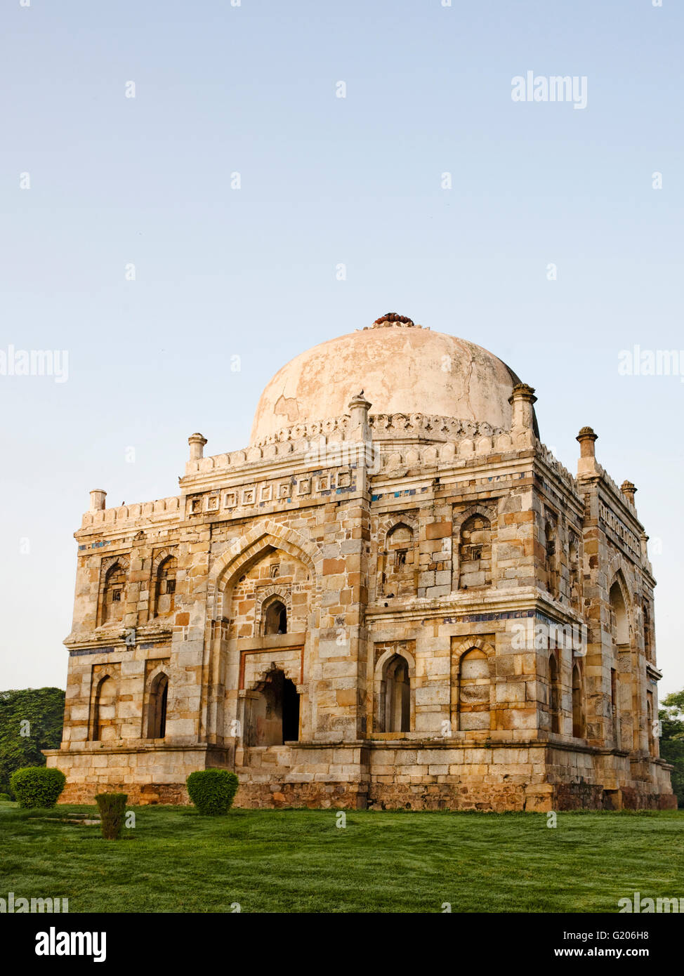 Das Shish-Gumbad Grab in Lodi Gardens, New Delhi, Indien. Stockfoto