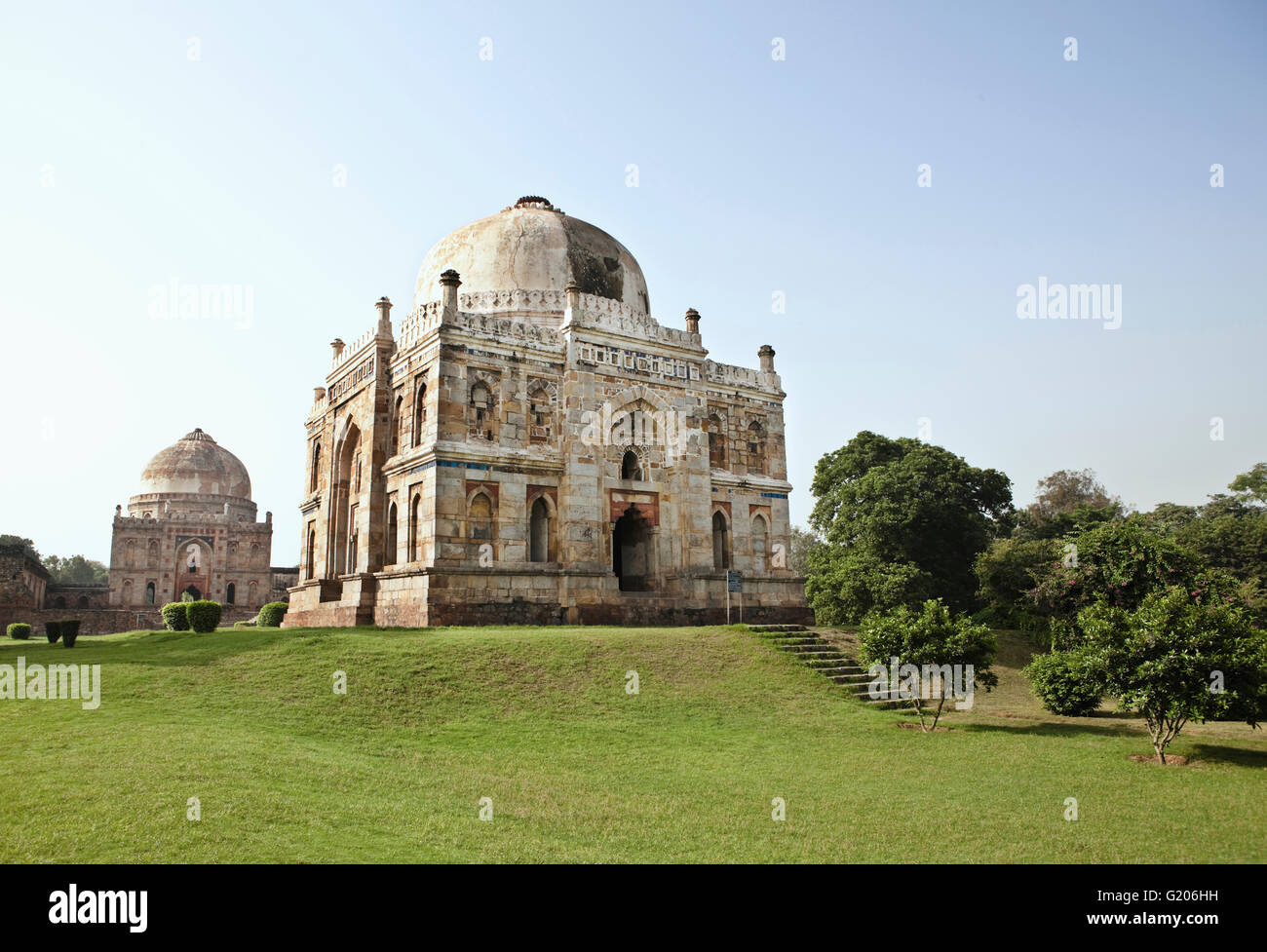Shish-Gumbad Grab (Vordergrund) und das Bara-Gumbad Grab (Hintergrund) in Lodi Gardens, New Delhi, Indien. Stockfoto
