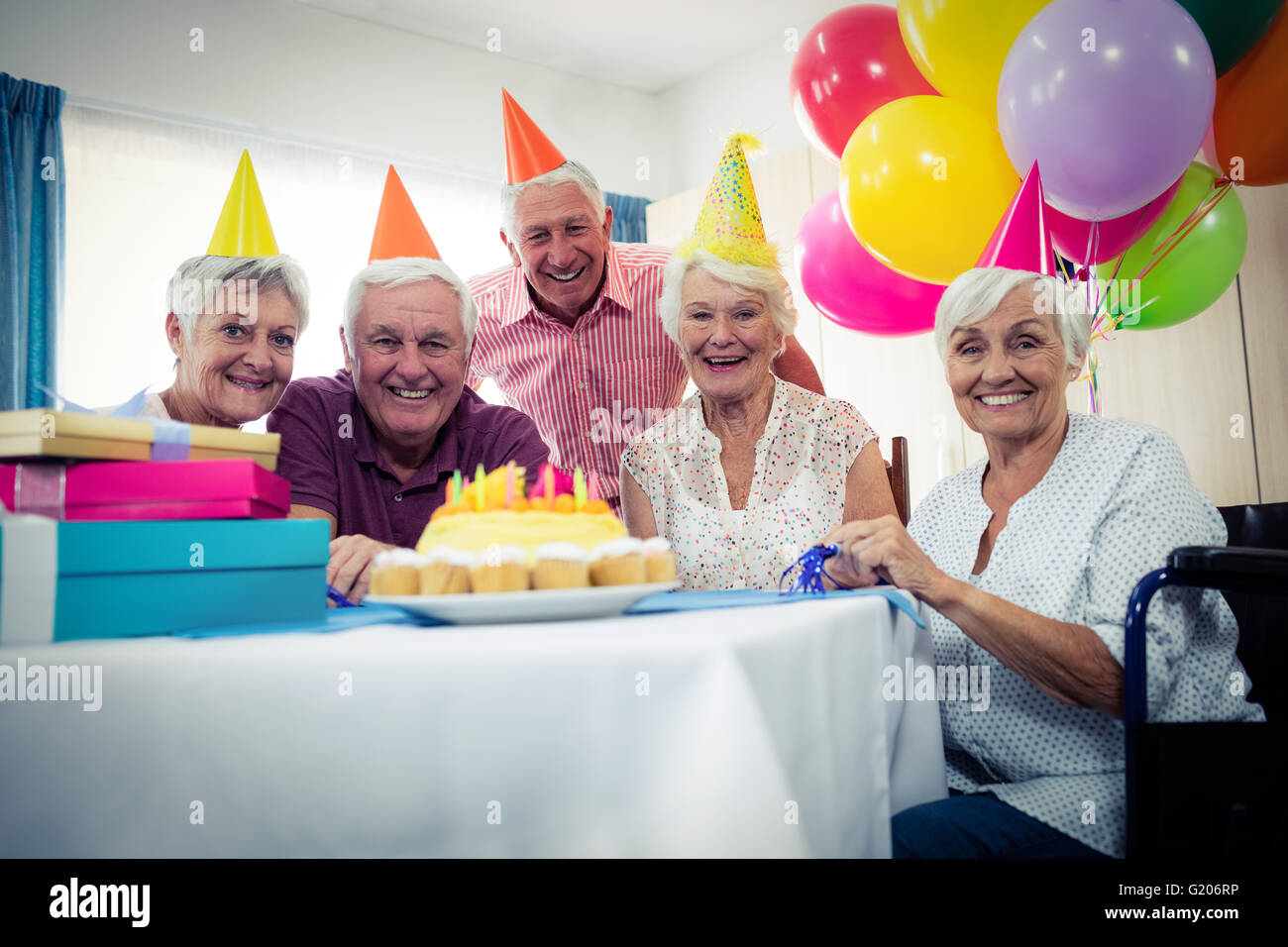 Gruppe von Senioren feiern Geburtstag Stockfotografie - Alamy