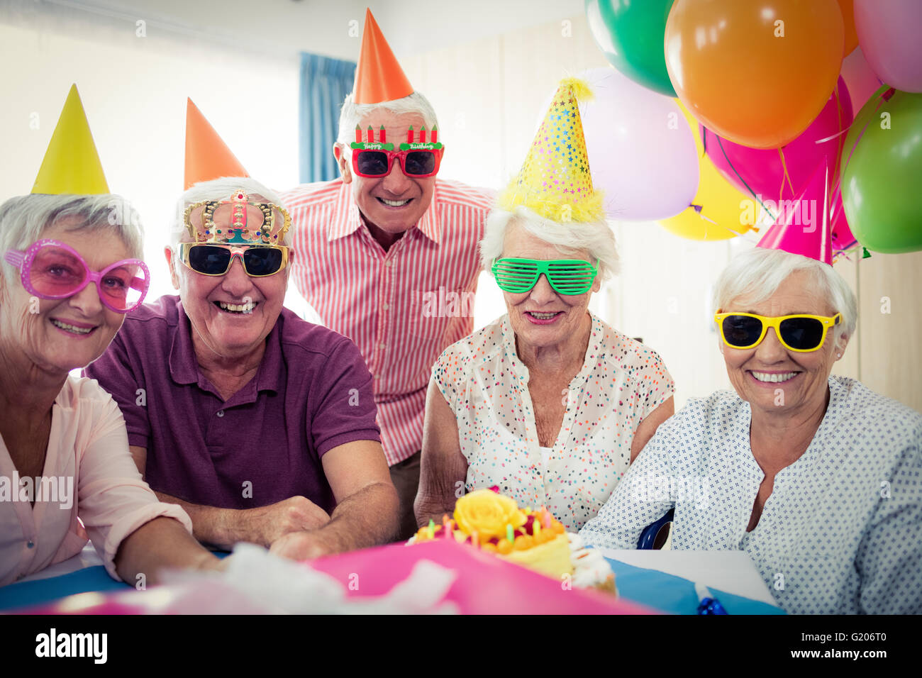 Gruppe von Senioren feiern Geburtstag Stockfotografie - Alamy