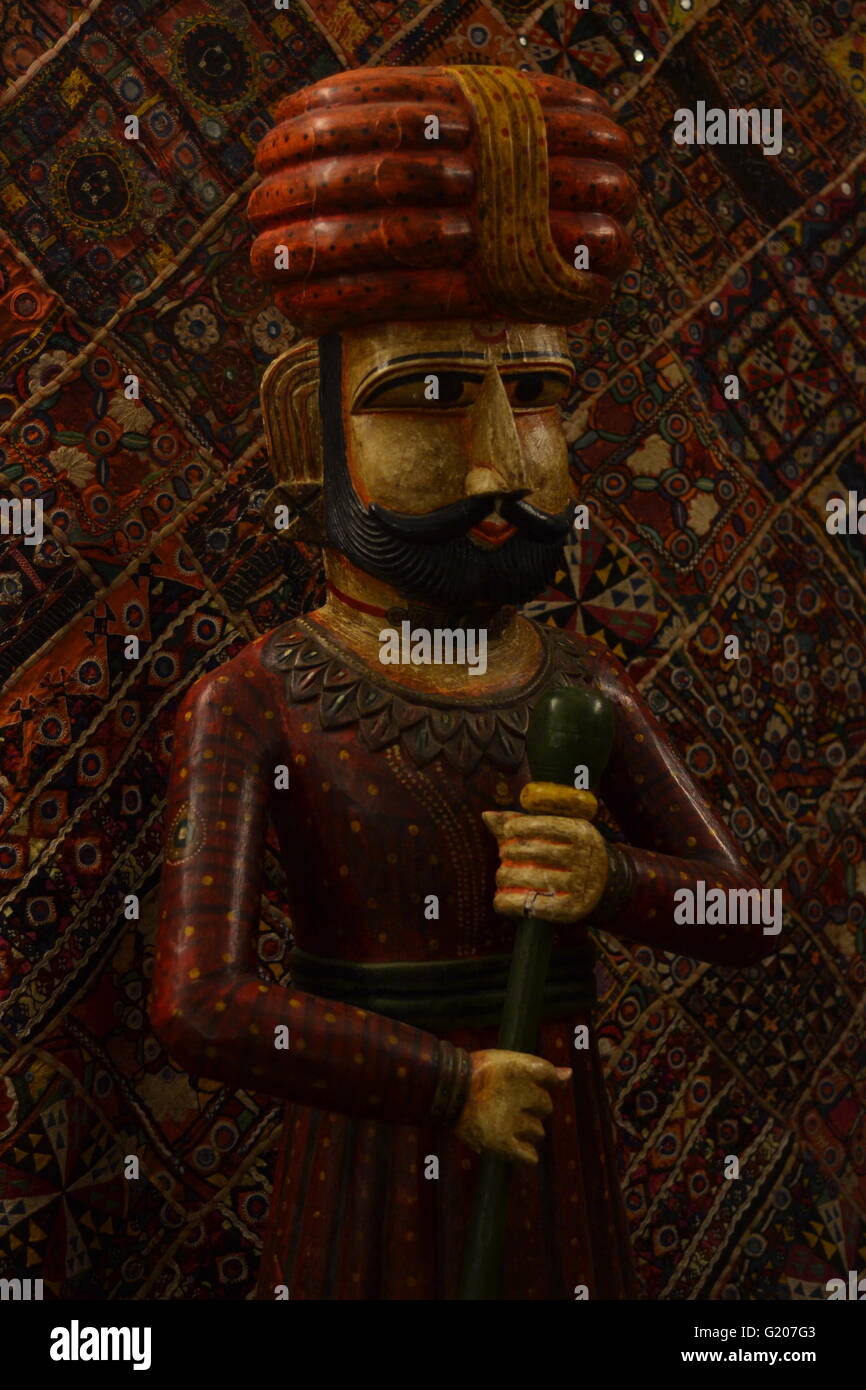Das ist das Bild einer hölzernen Statue eines Kriegers. Der Dress-Code ähnelt einen Krieger aus Rajasthan (Indien). Stockfoto
