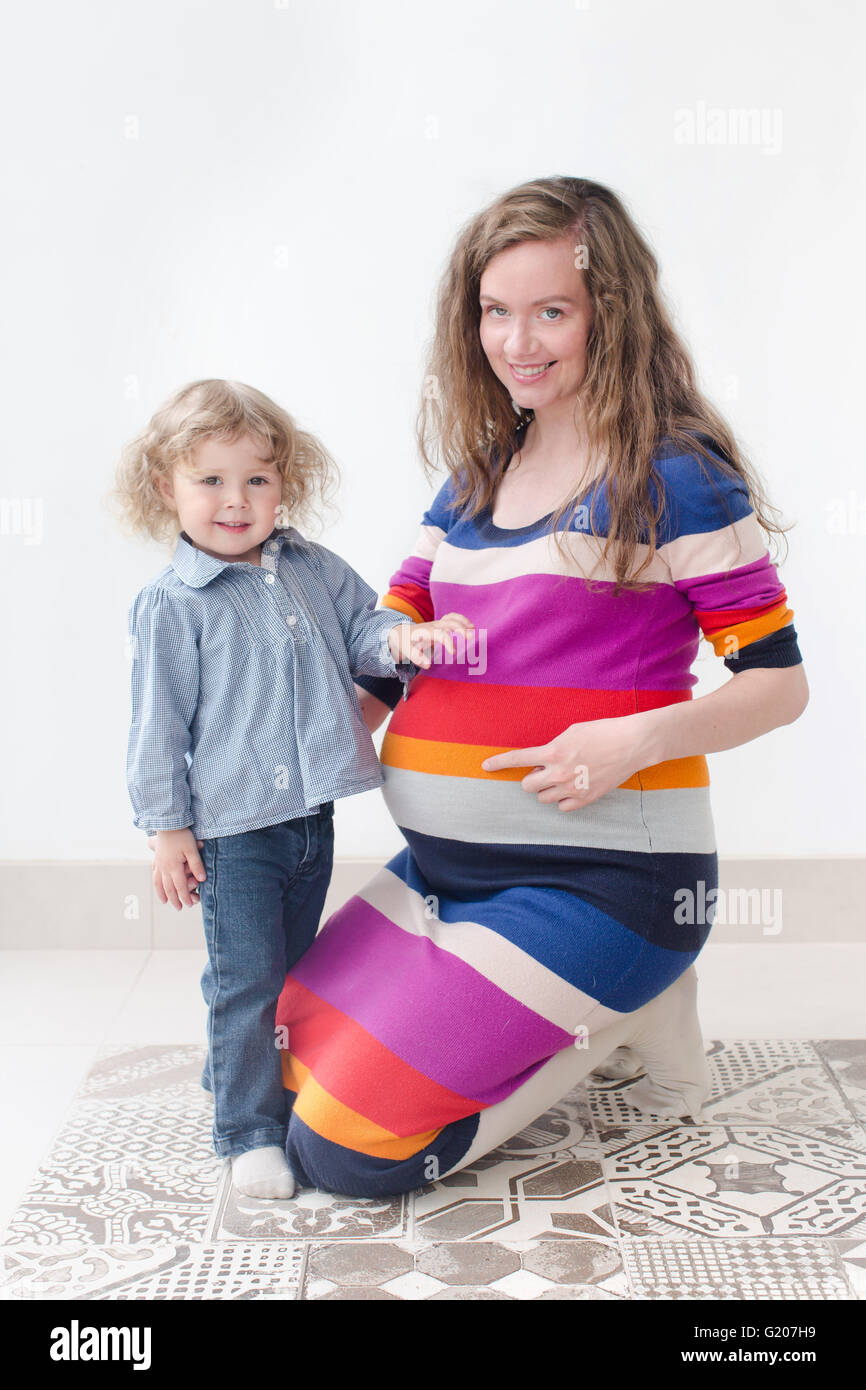 Schwangere Frau mit Kind-Studio-Porträt Stockfoto