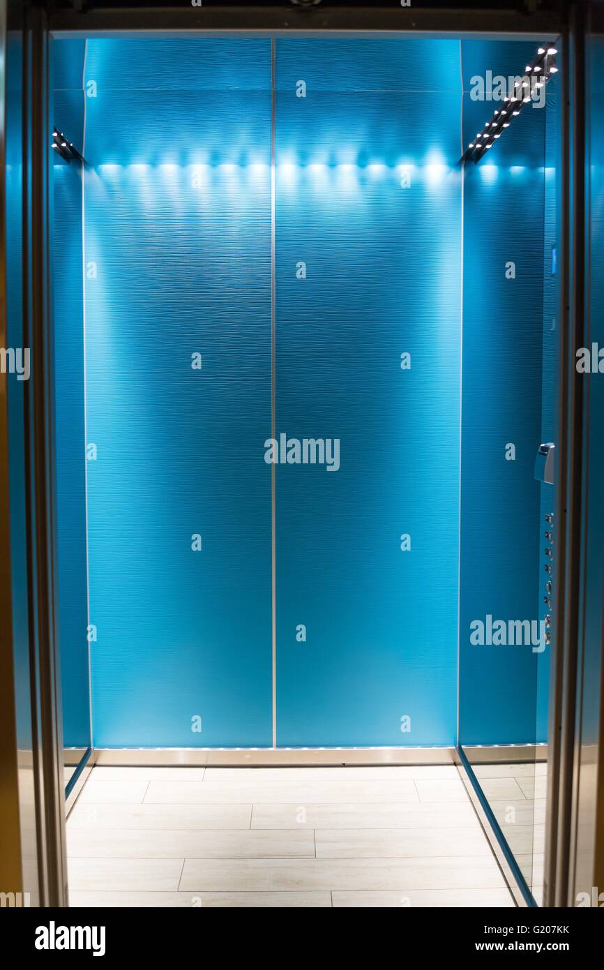 Eine leere blaue Aufzug oder Lift mit Metalltüren, die in Gebäude mit  Beleuchtung offenstehen Stockfotografie - Alamy